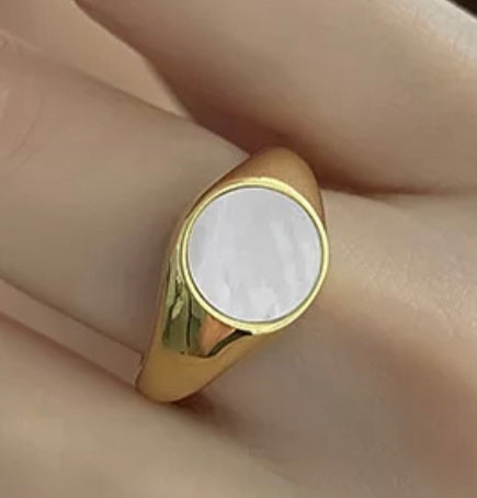 MOTHER OF PEARL CIRCLE ring