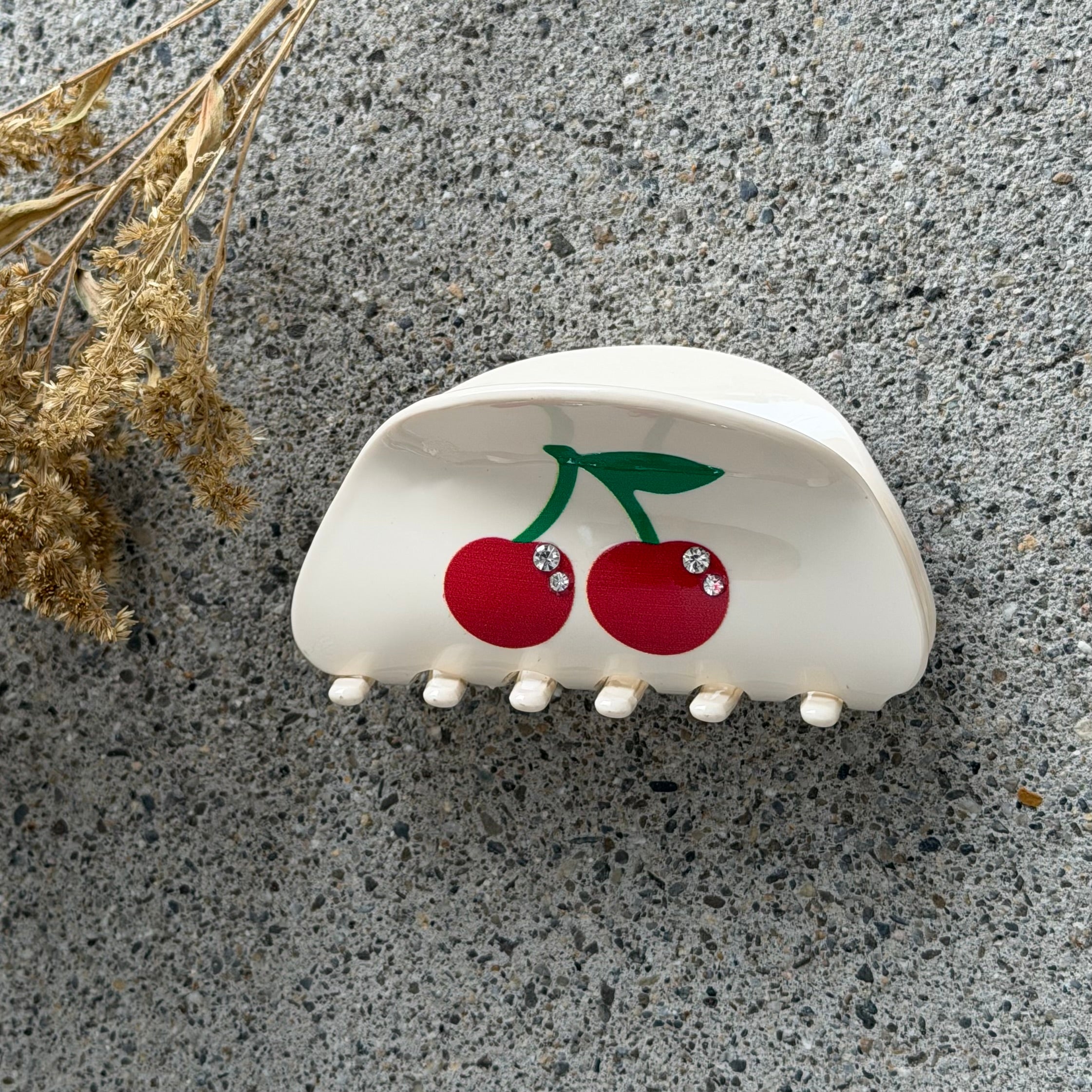 CREAM CHERRY CLAW hair clip