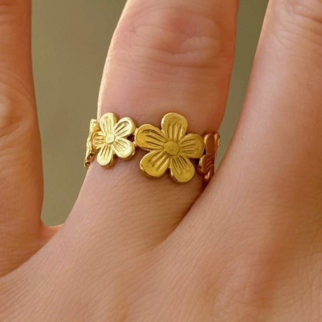 GOLD CLUSTER FLOWER STEEL ring