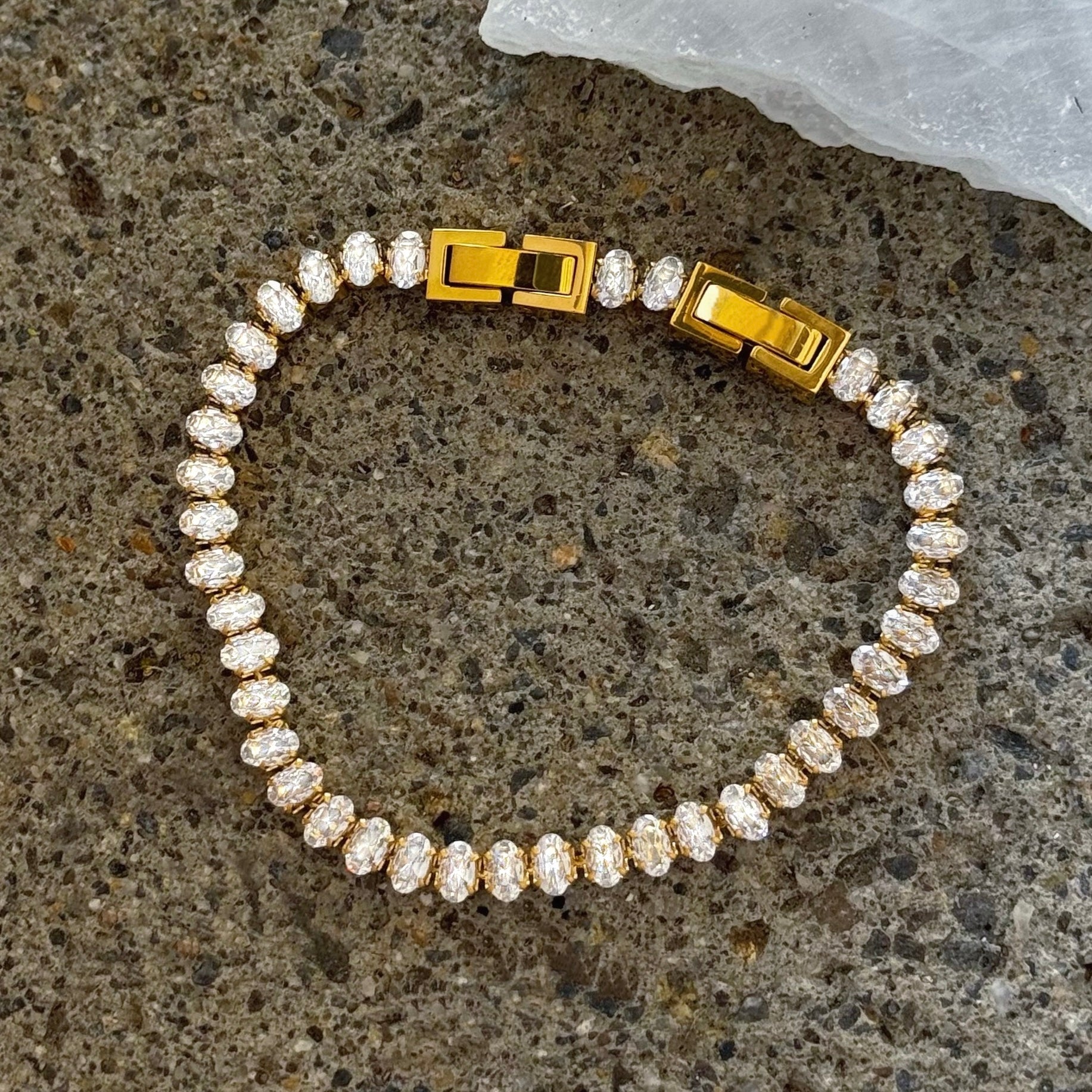 GOLD OVAL CRYSTAL STEEL bracelet