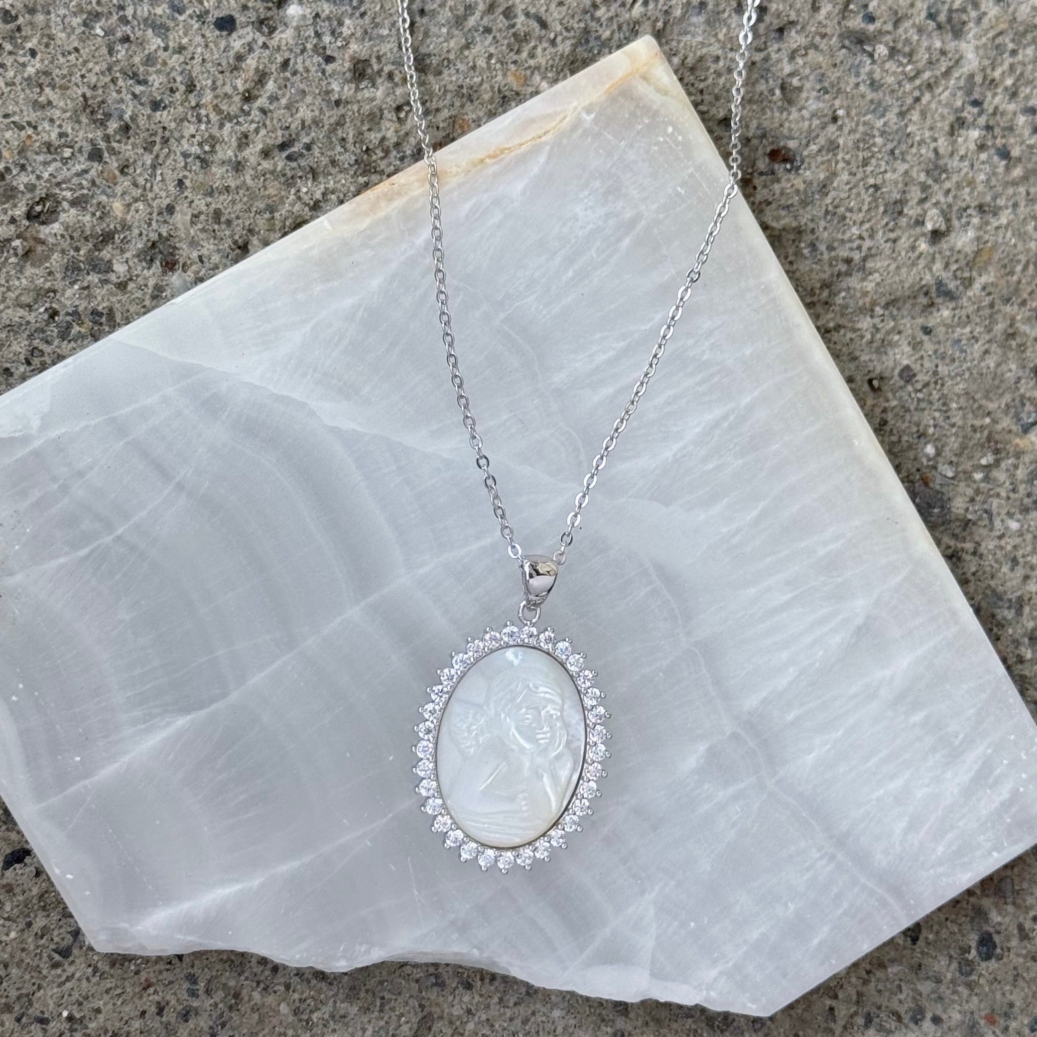 MOTHER OF PEARL ANGEL OVAL necklace