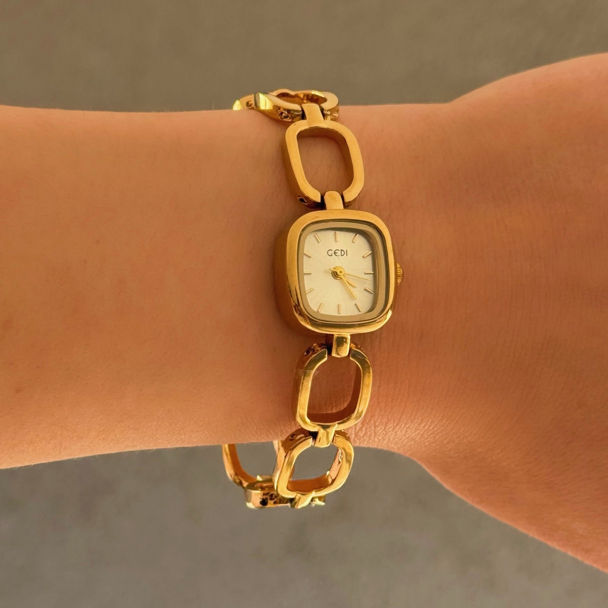 GOLD OVAL LINK watch