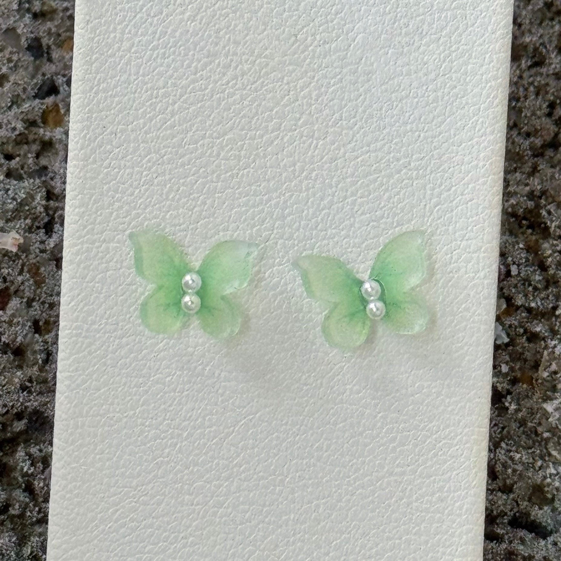GREEN BUTTERFLY PEARL STUD earrings
