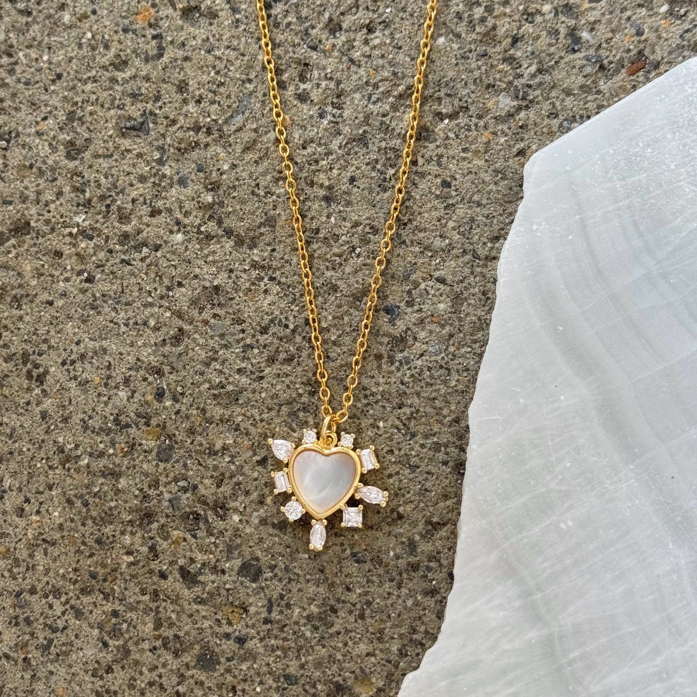 HEART MULTI CRYSTAL MOTHER OF PEARL necklace