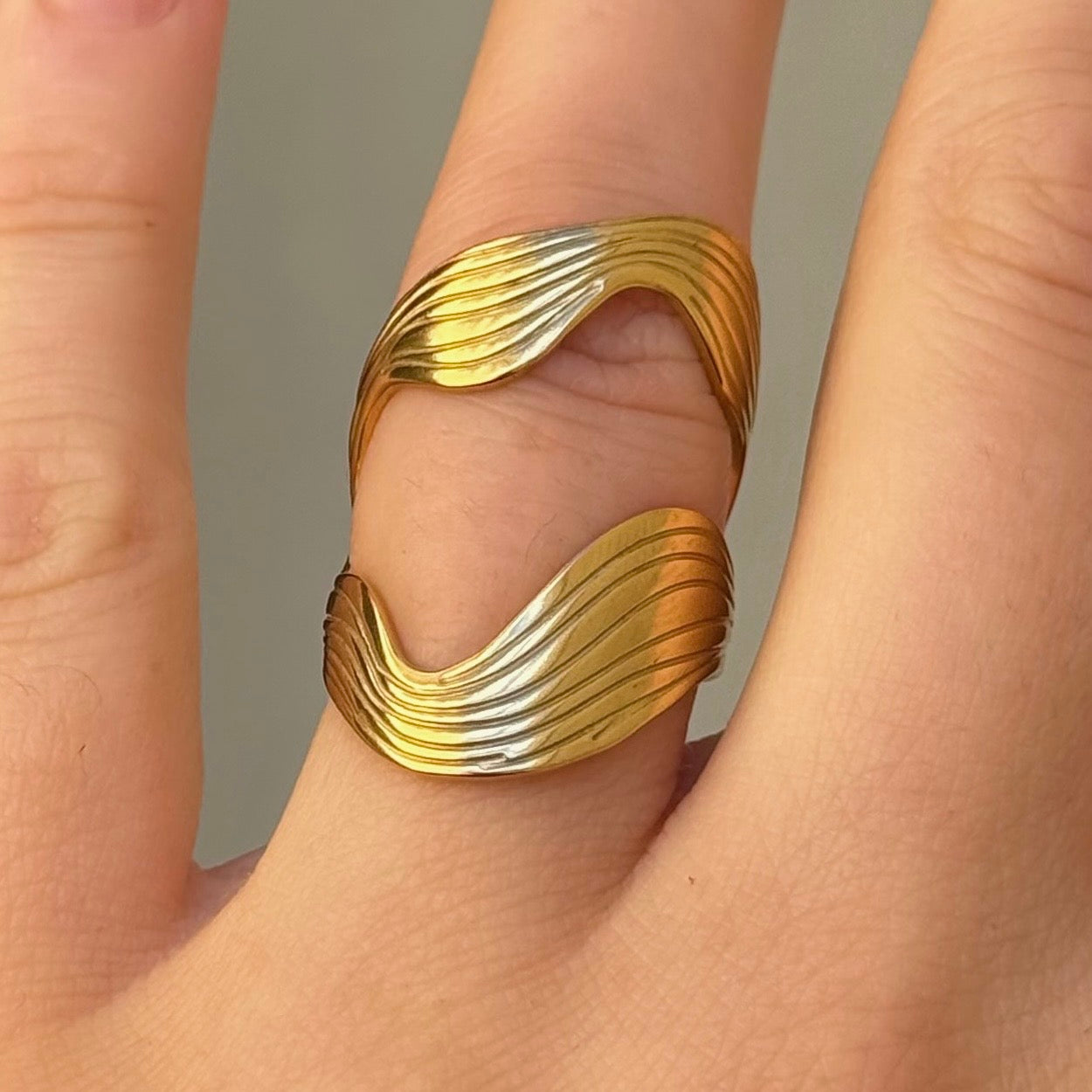 GOLD STEEL WAVE  ring