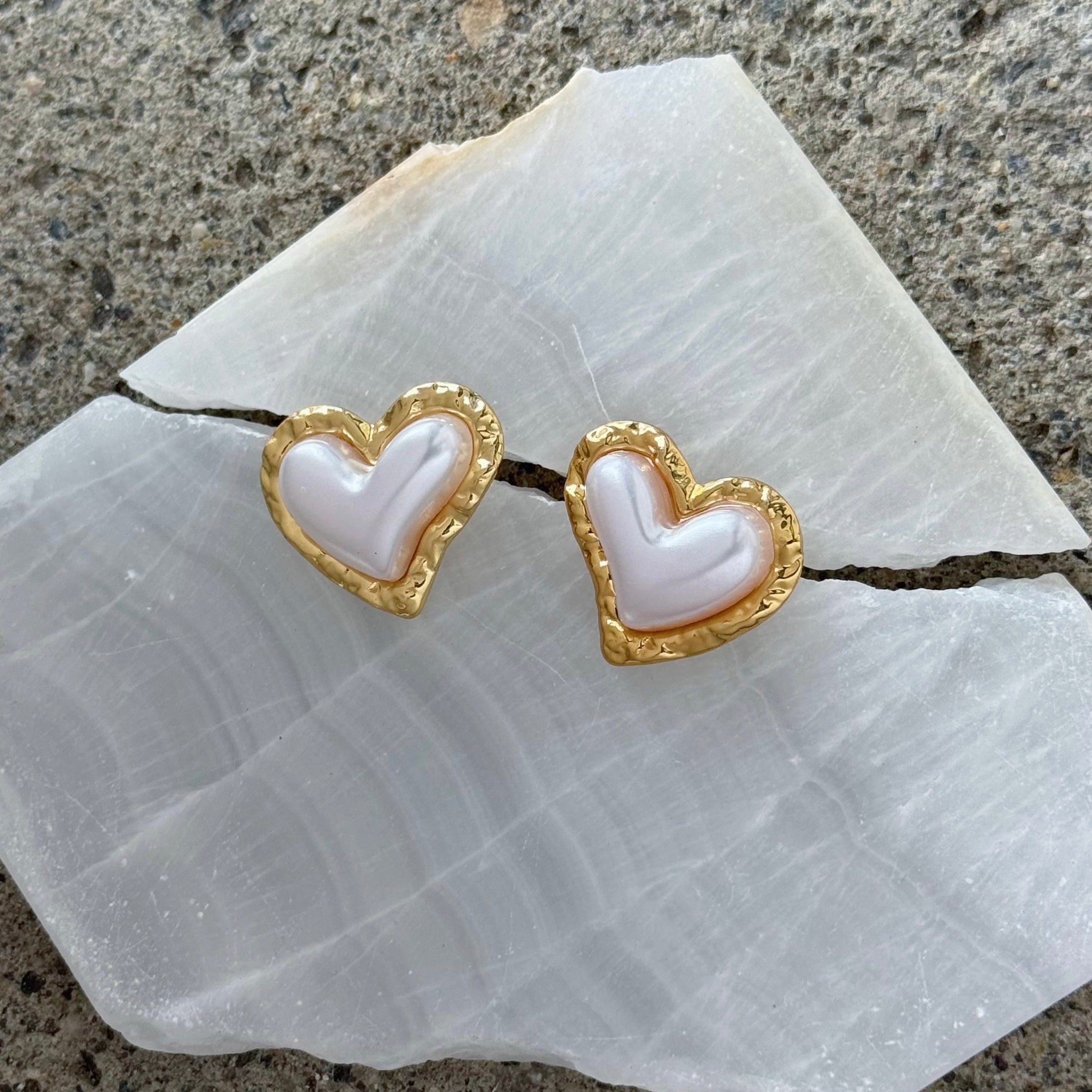 GOLDEN DREAMY PEARL HEART earrings