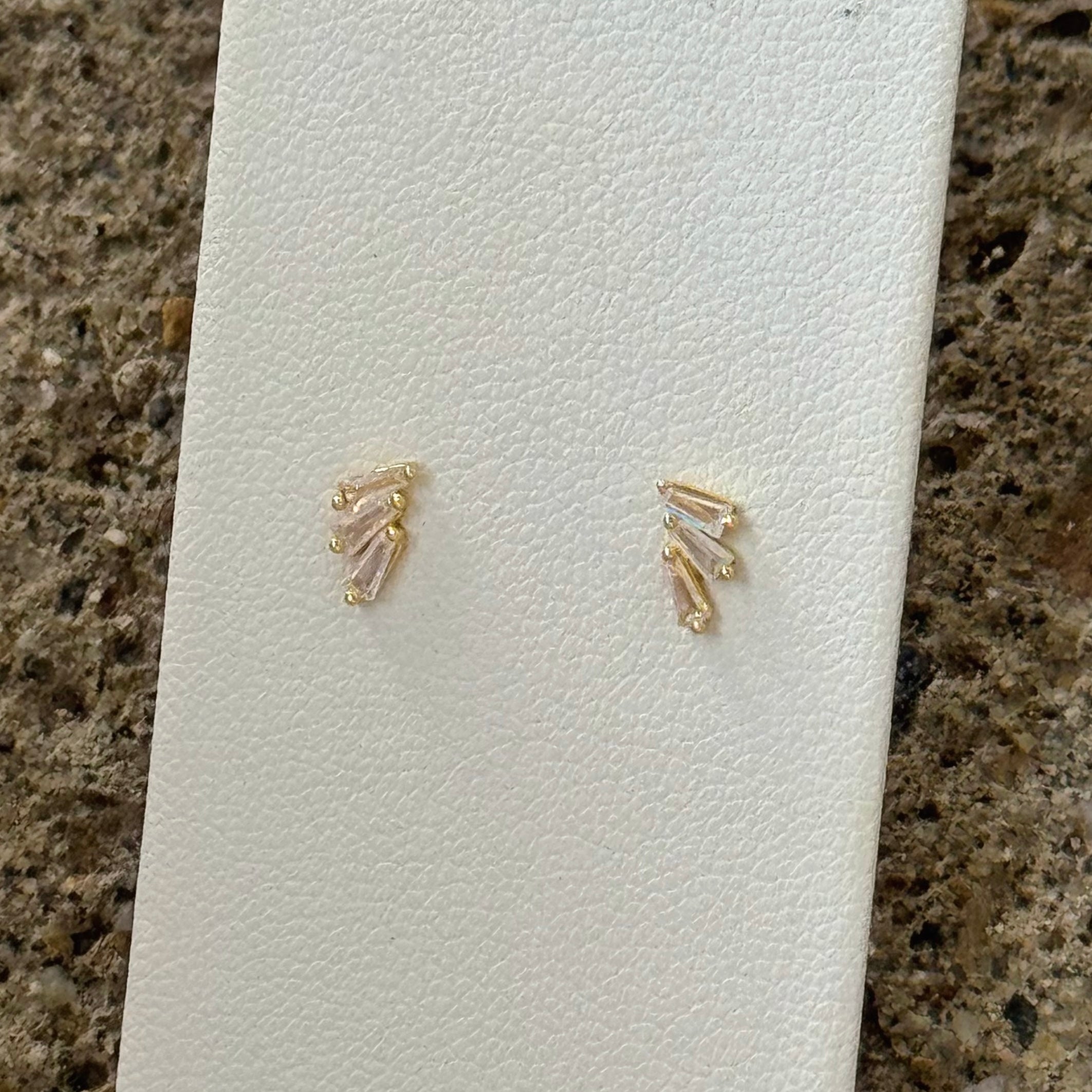 GOLD TRI CRYSTAL STUD earrings