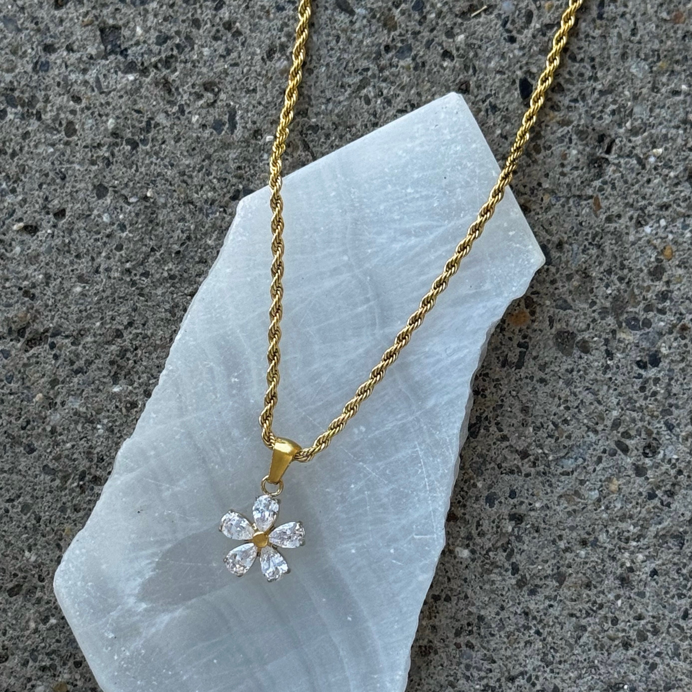 CRYSTAL DAISY FLOWER necklace