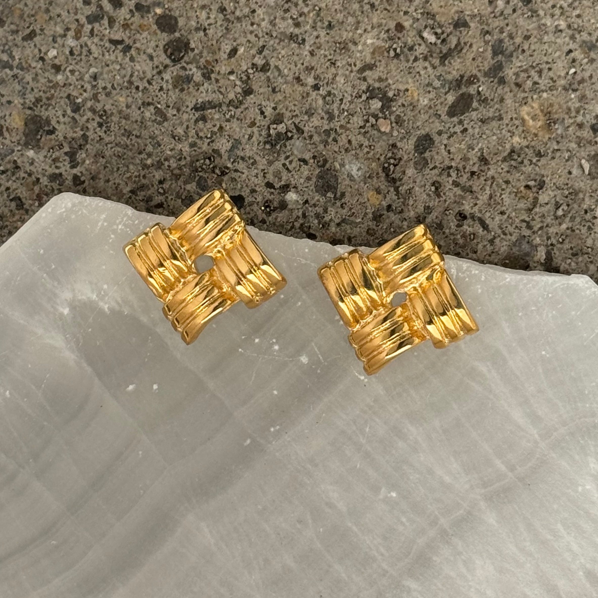 GOLDEN WOVEN SQUARE STUD earrings
