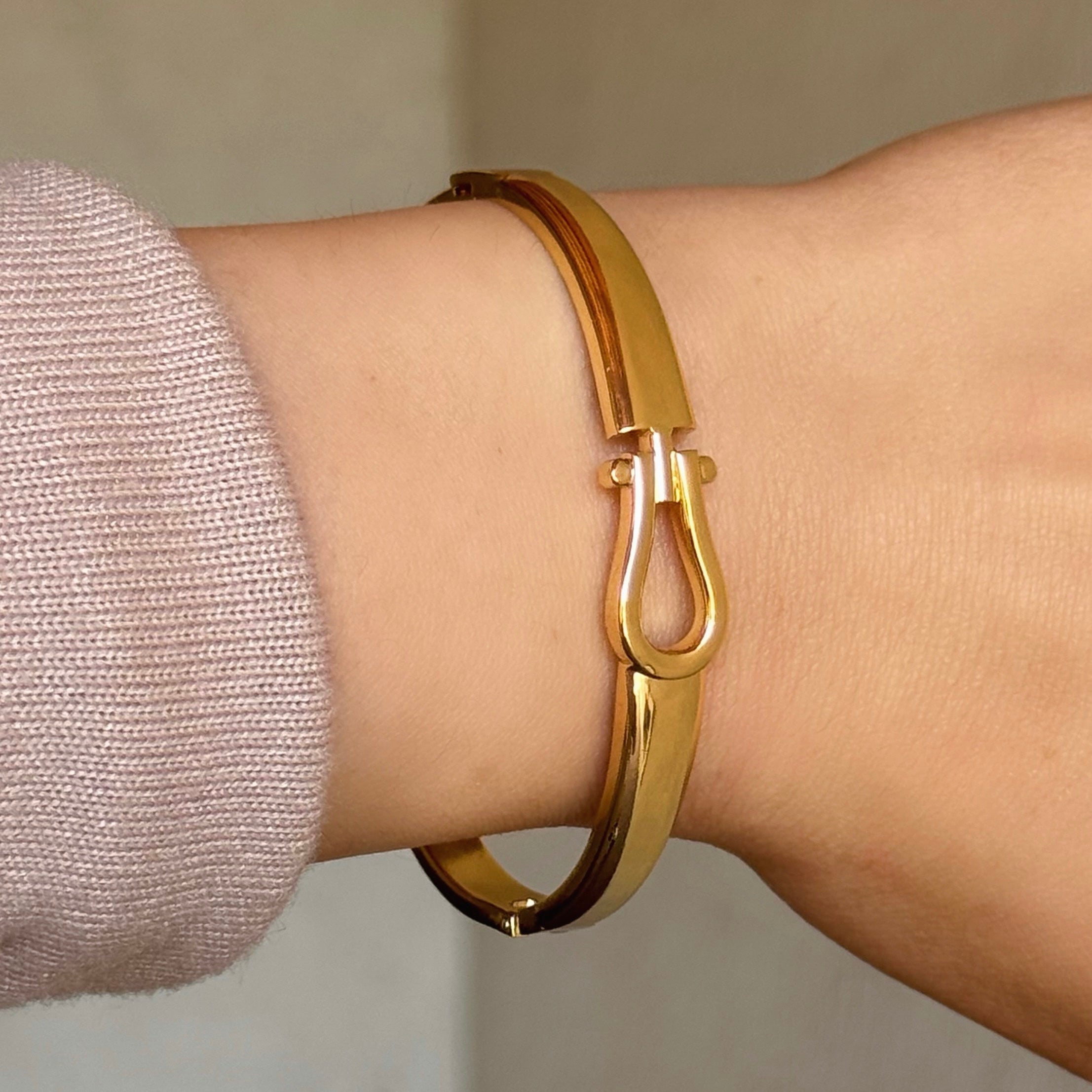 GOLD HORSESHOE CLASP bangle