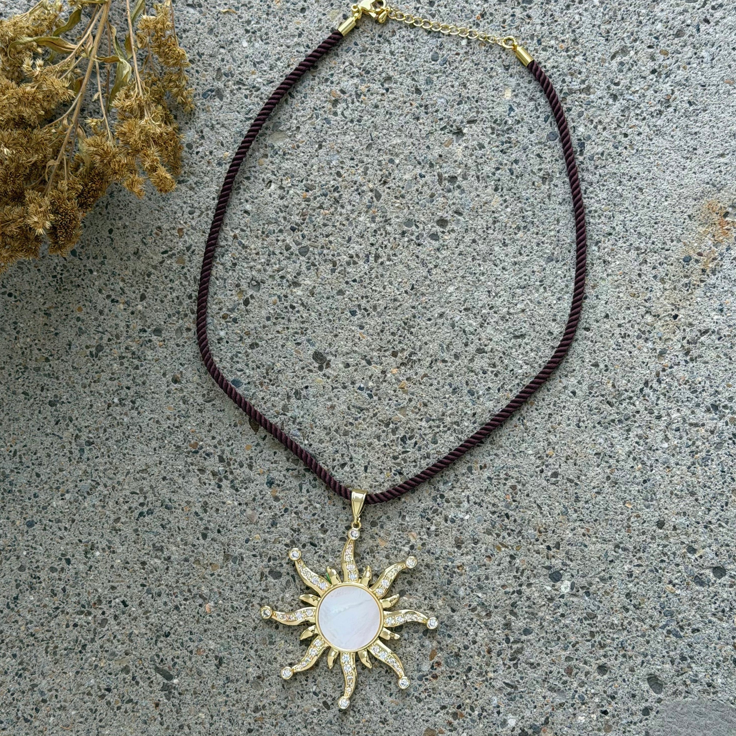 GOLD LARGE LUMINOUS SUN BROWN CHORD necklace