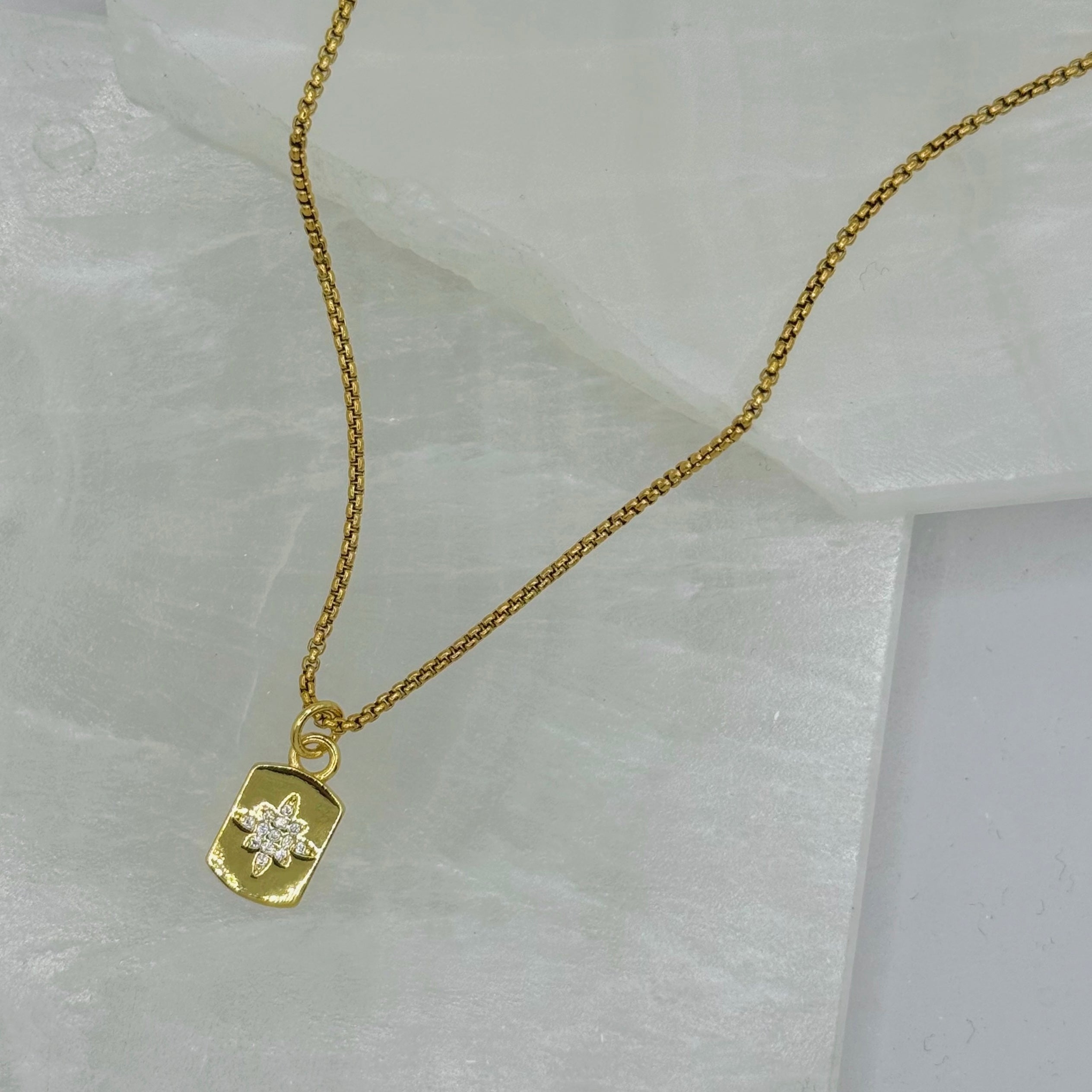GOLDEN STARBURST MEDALLION SUER MINI necklace