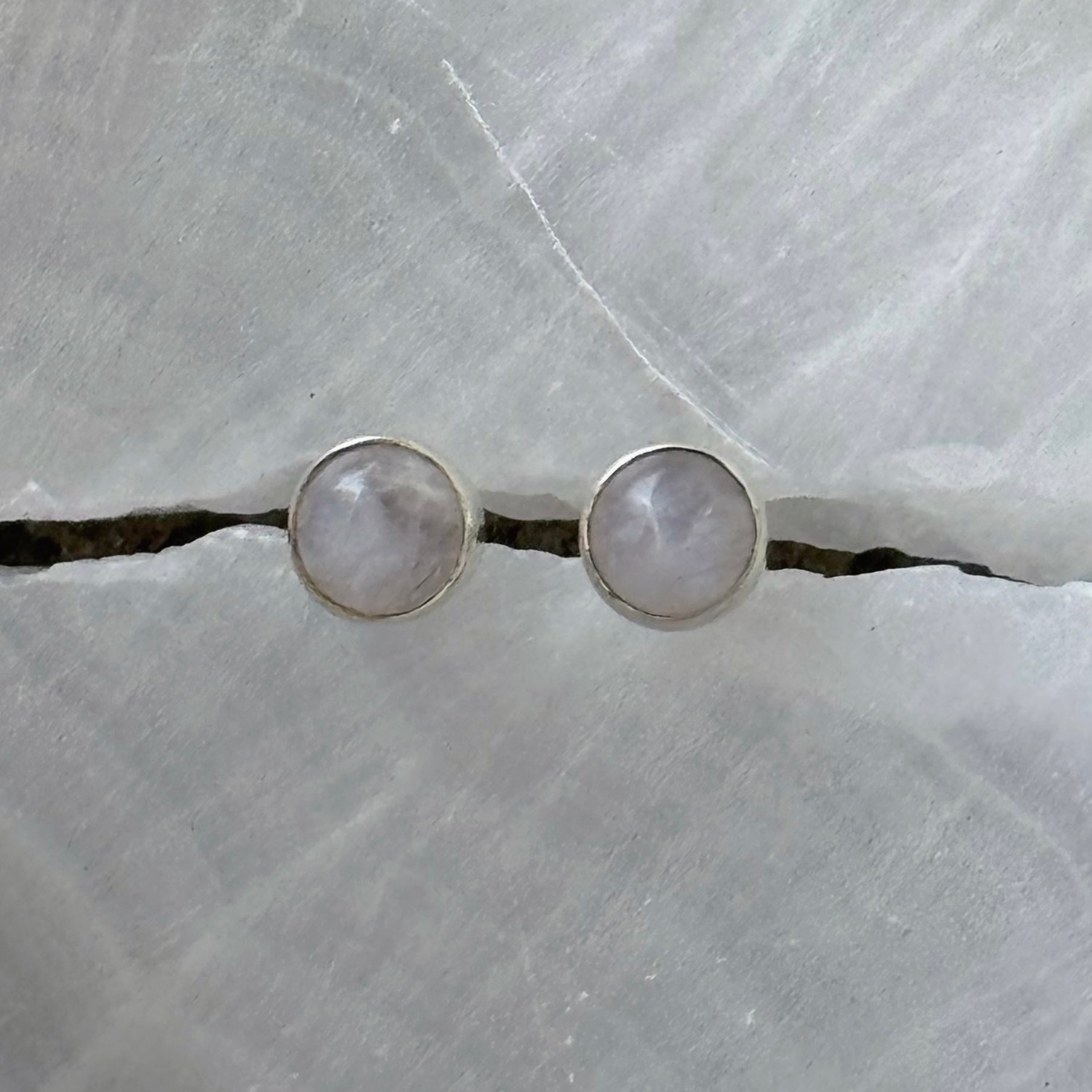 SILVER ROUND MOONSTONE STUD earrings