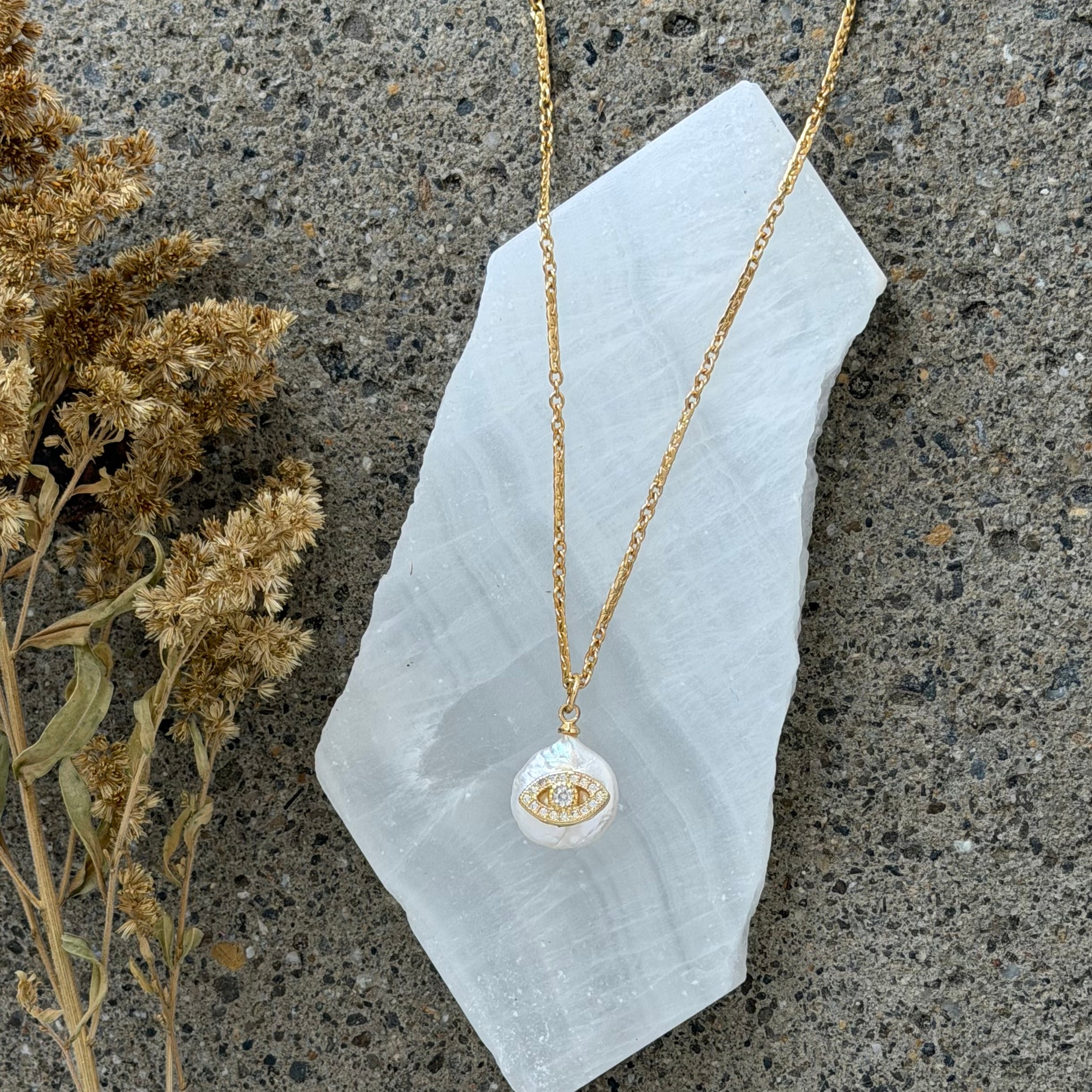 GOLD EYE MOTHER OF PEARL necklace