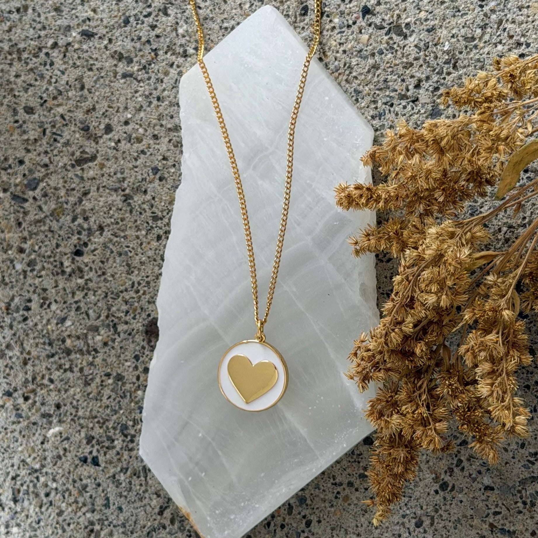 WHITE ENAMEL HEART CIRCLE necklace