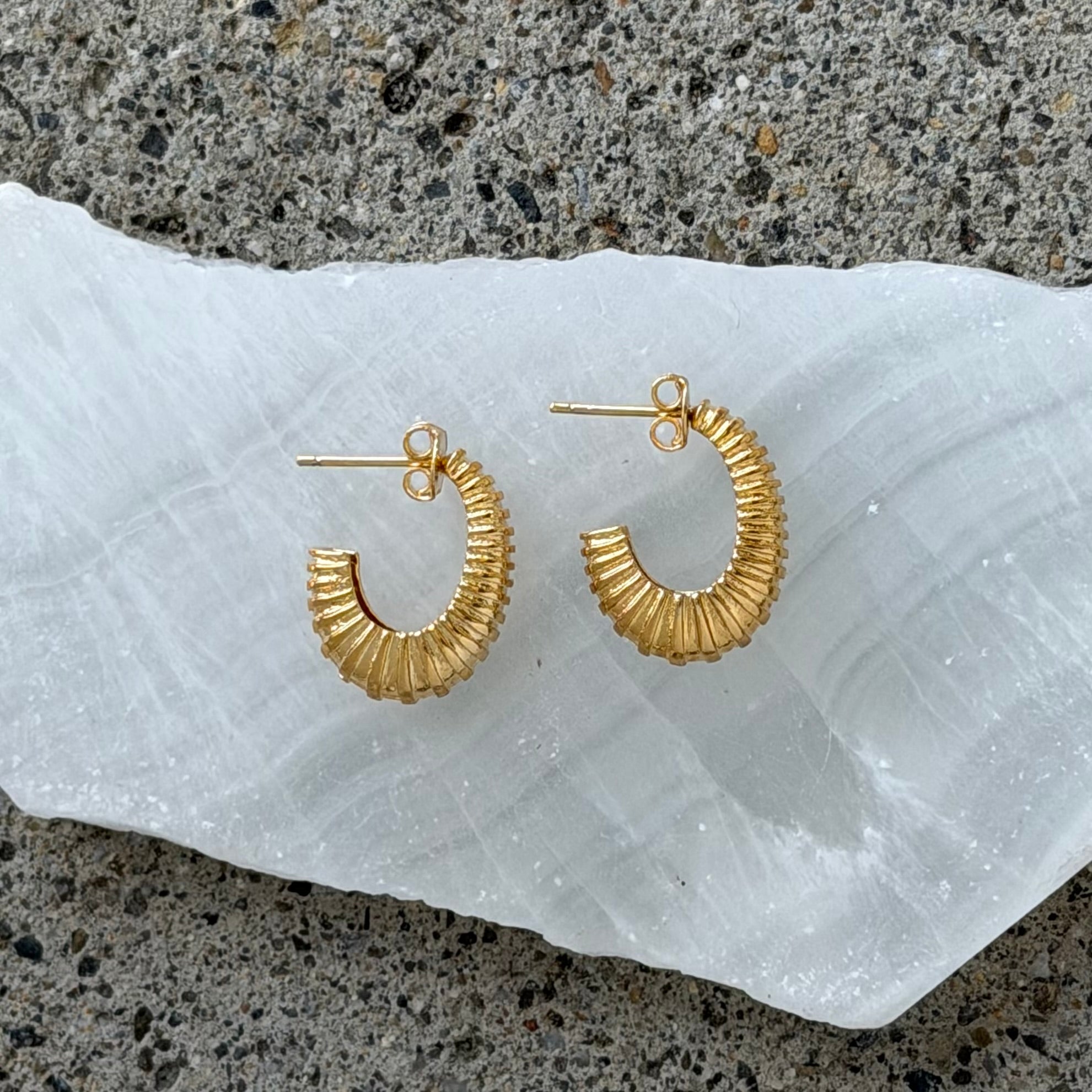 GOLD RIDGES HOOP earrings