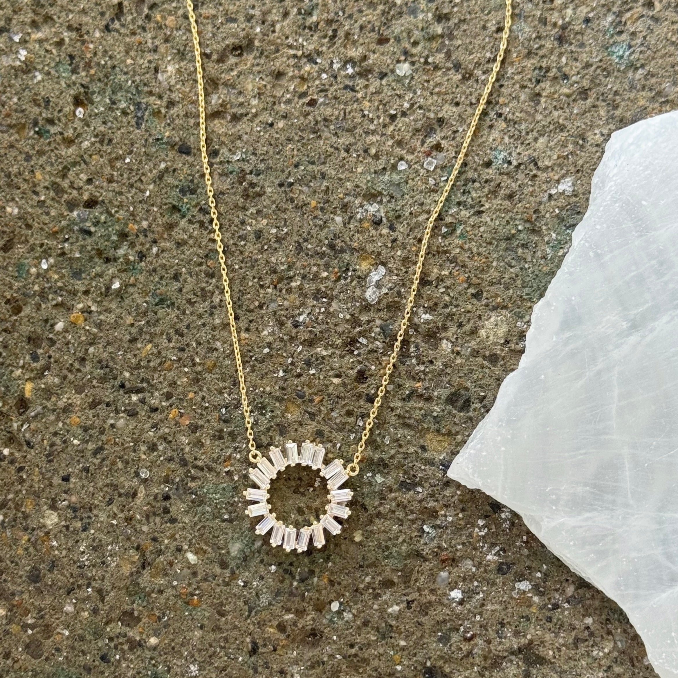 GOLD BAGUETTE CIRCLE necklace