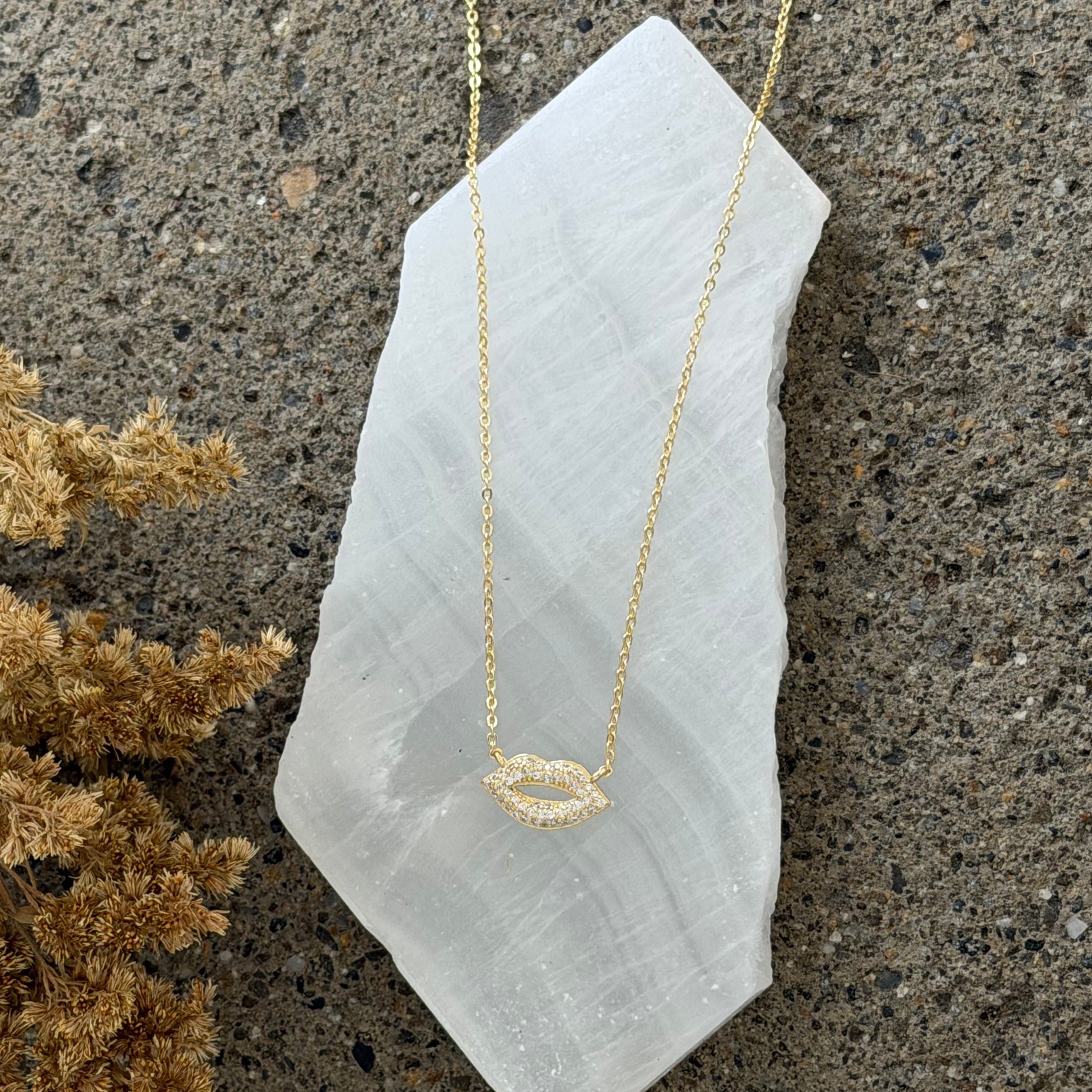 GOLD CRYSTAL LIPS necklace