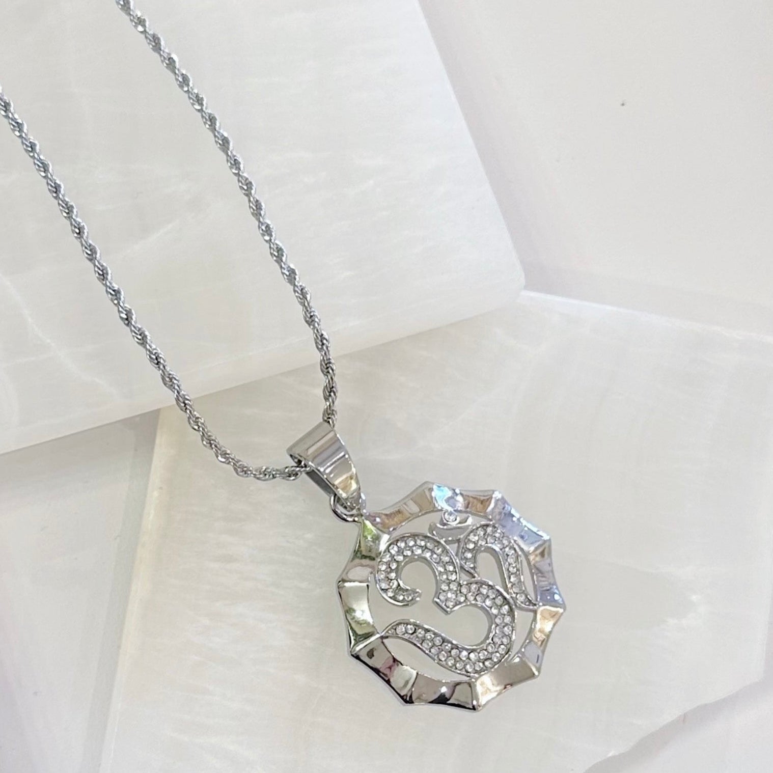 SILVER PEACEFUL OHM necklace