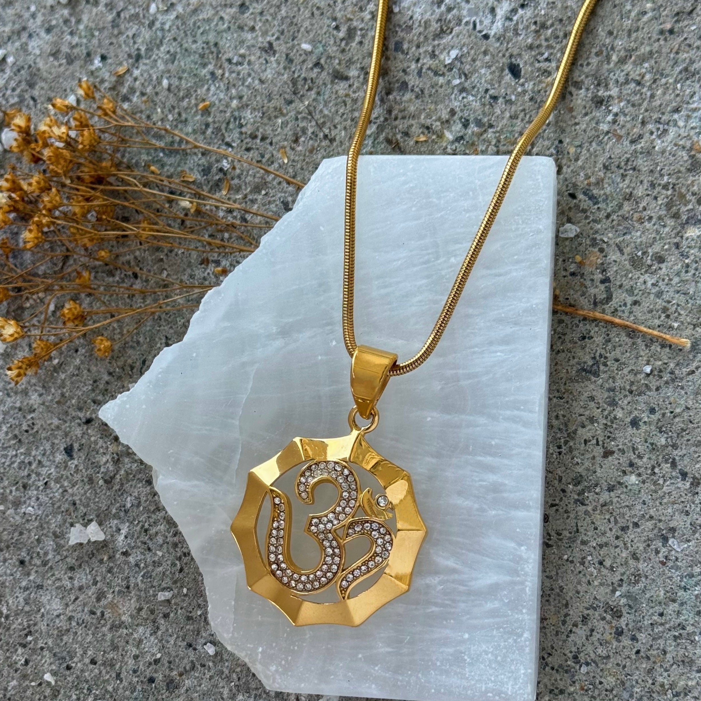 GOLD PEACEFUL OHM necklace