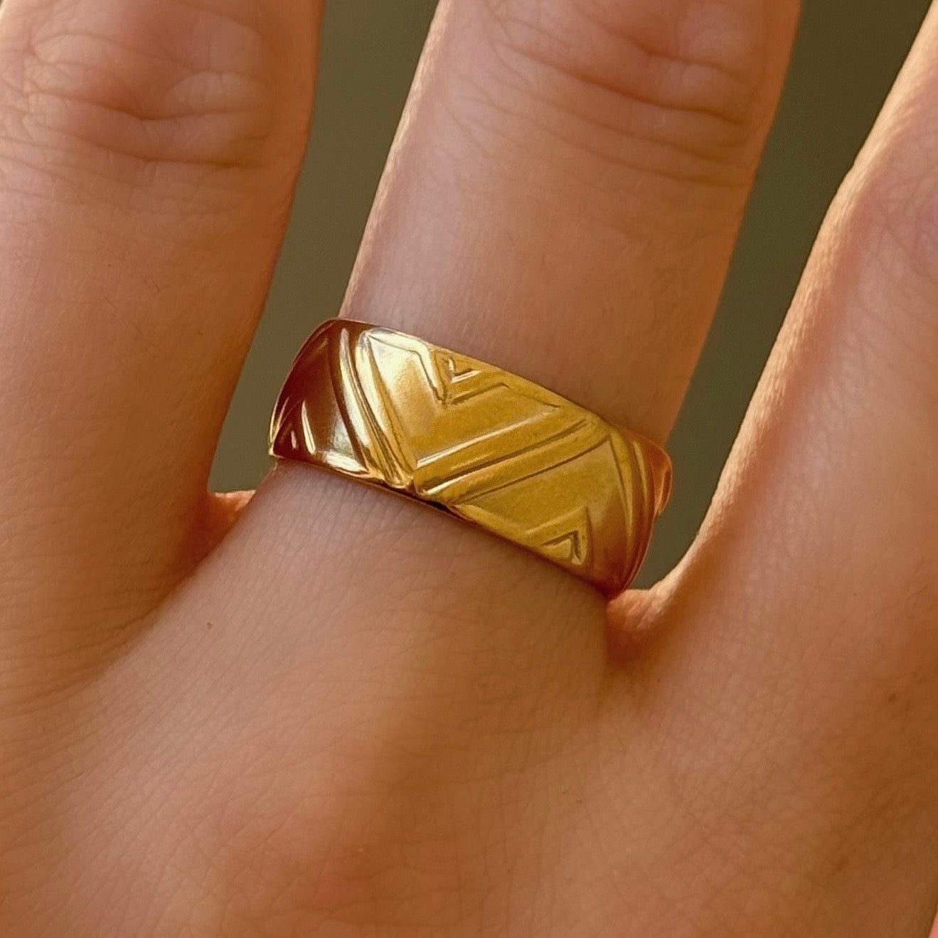 GOLD CHUNKY BAND ring