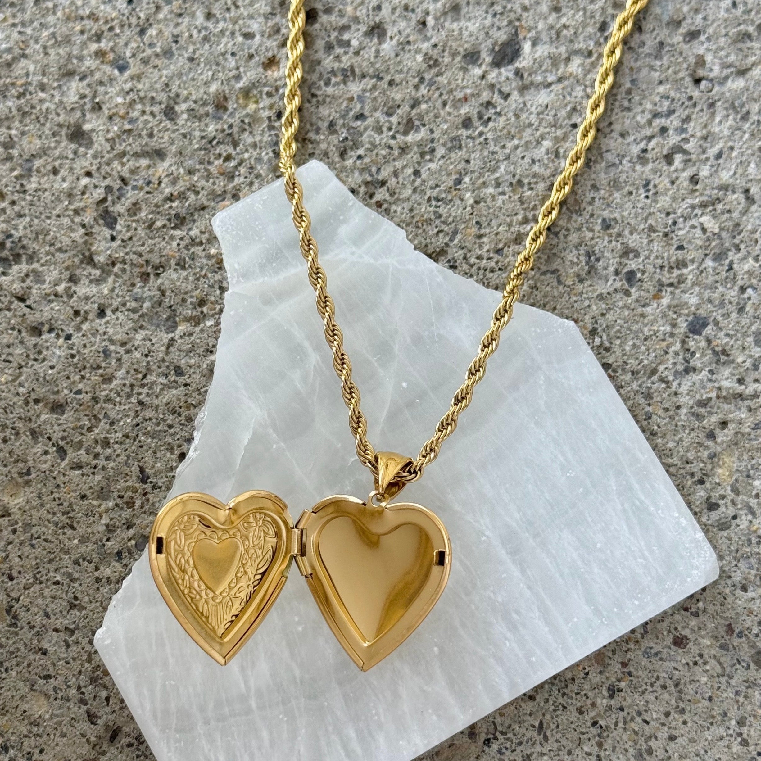 GOLD VINTAGE HEART LOCKET necklace