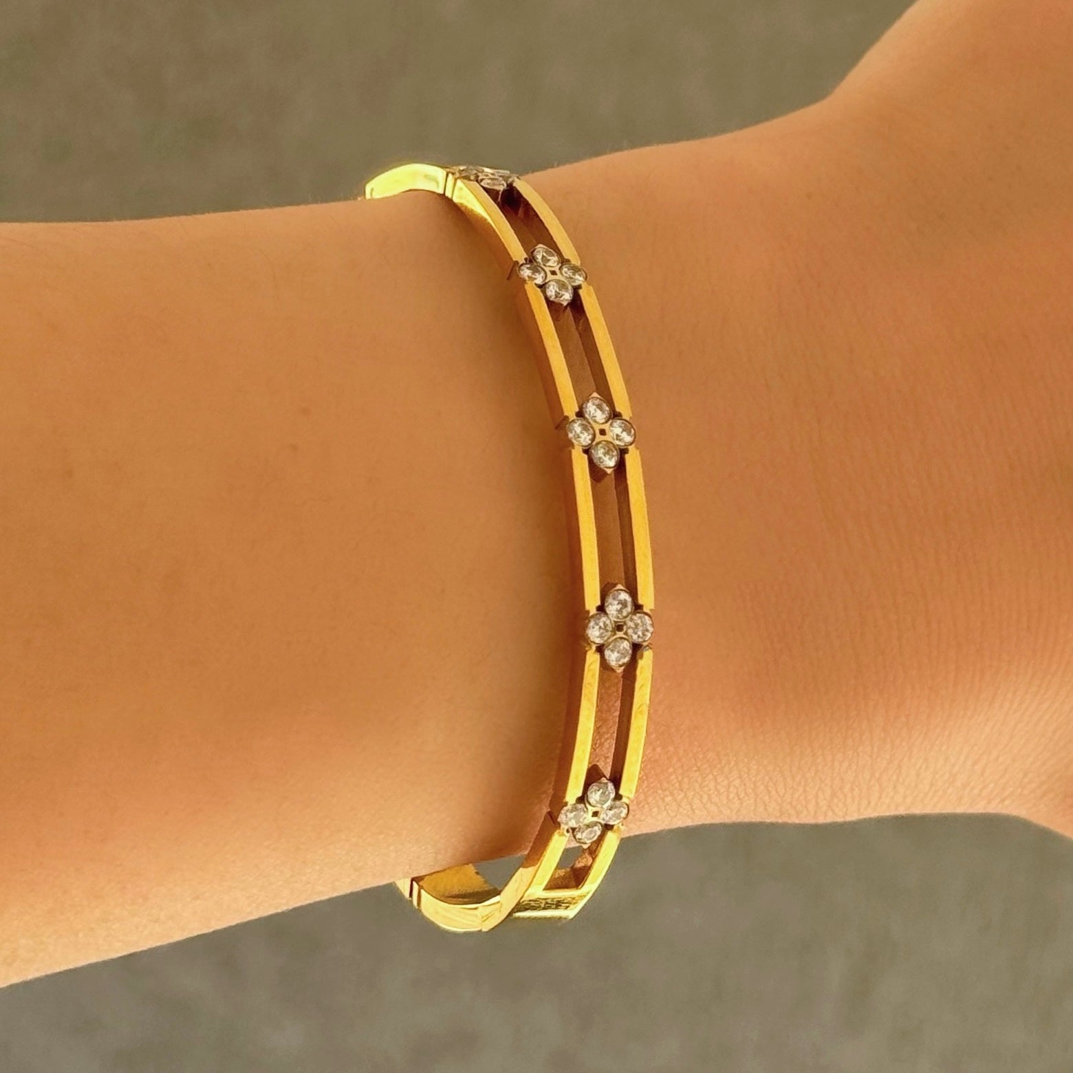 GOLD CRYSTAL FLOWER II bangle