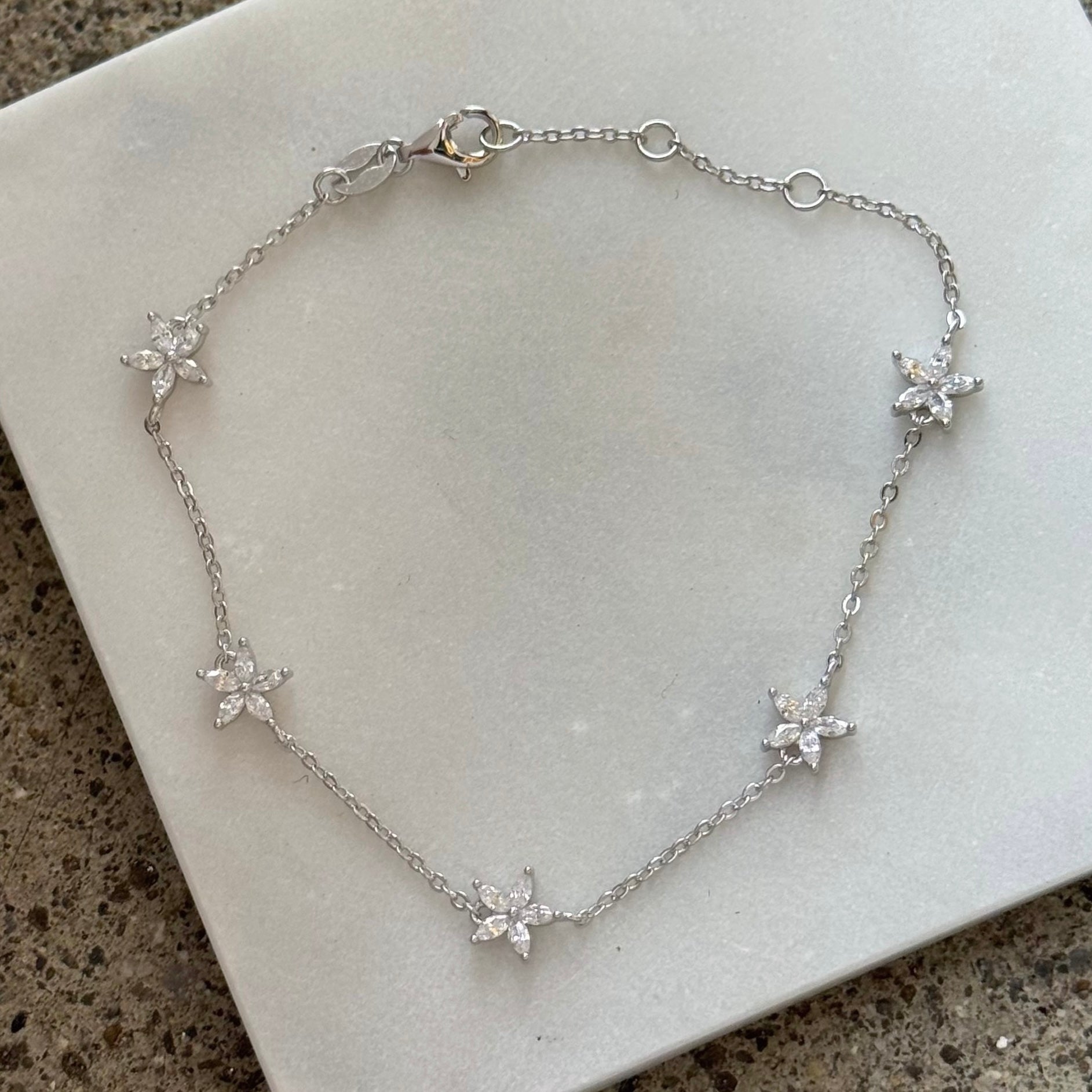 SILVER CRYSTAL FLOWER DAINTY bracelet