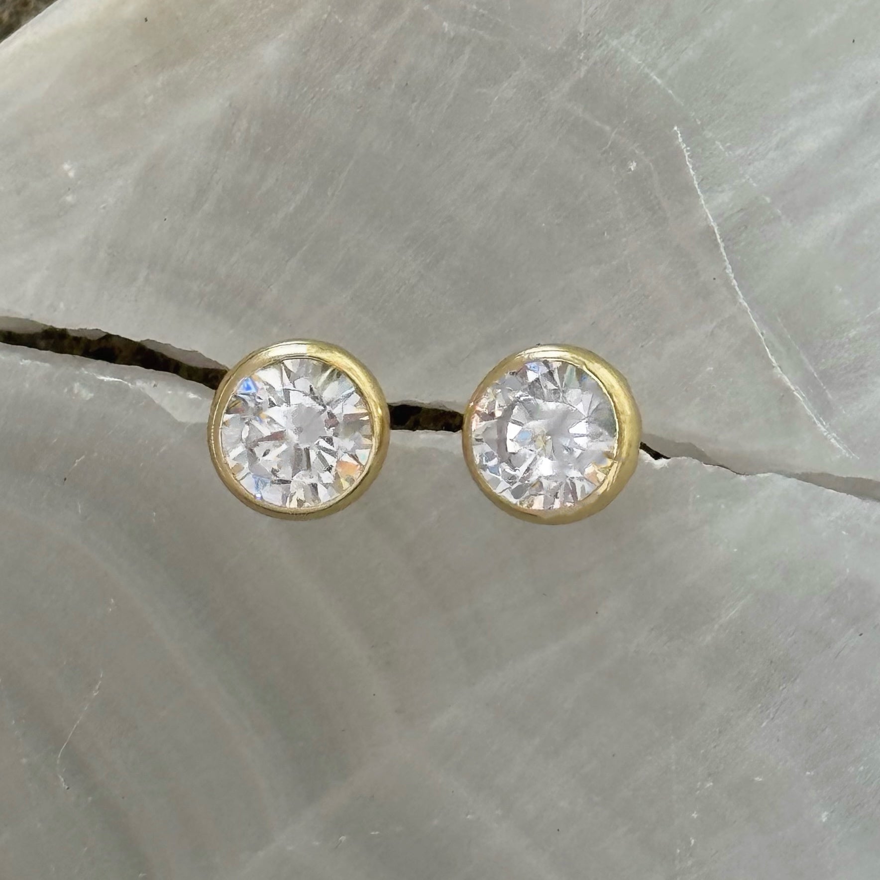GOLD ROUND CRYSTAL BEZEL STUD earrings