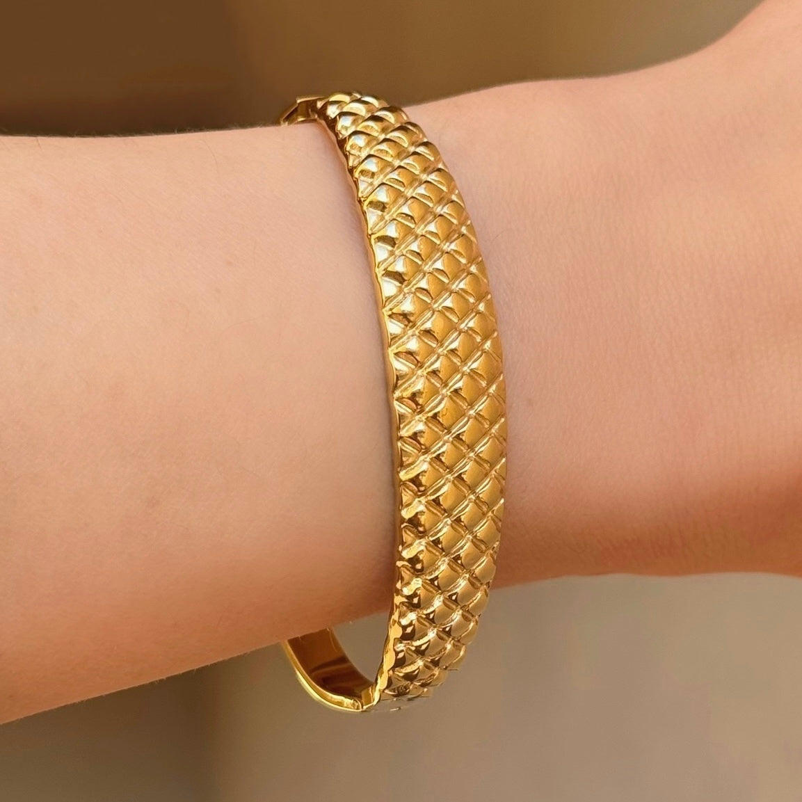 GOLD AMIRA TEXTURED bangle