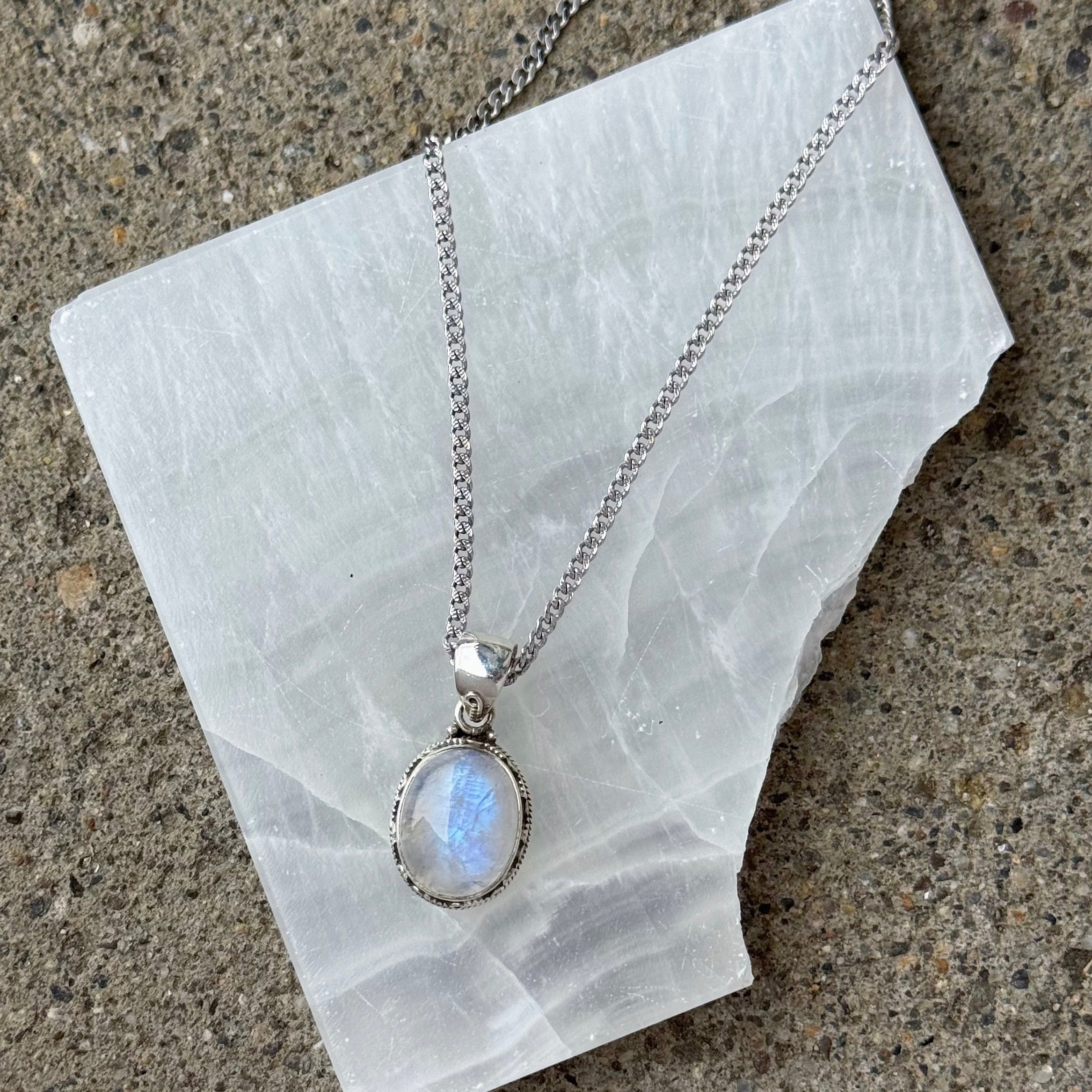 SILVER OVAL MOONSTONE necklace