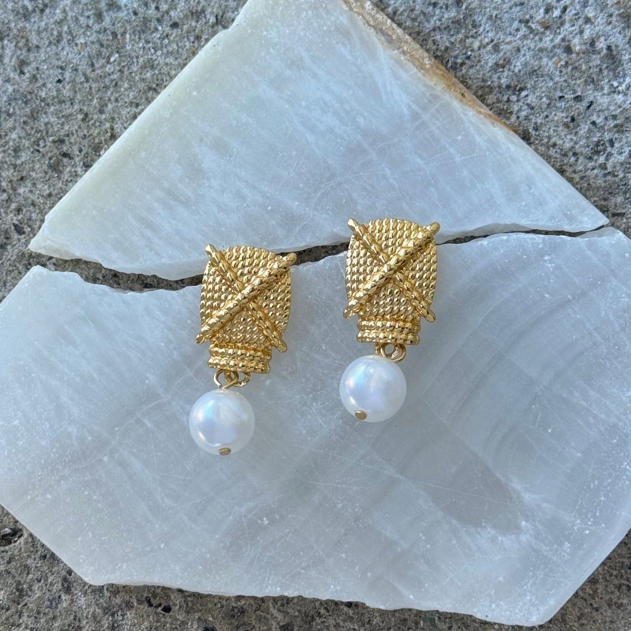GOLD WOVEN PEARL DROP earrings