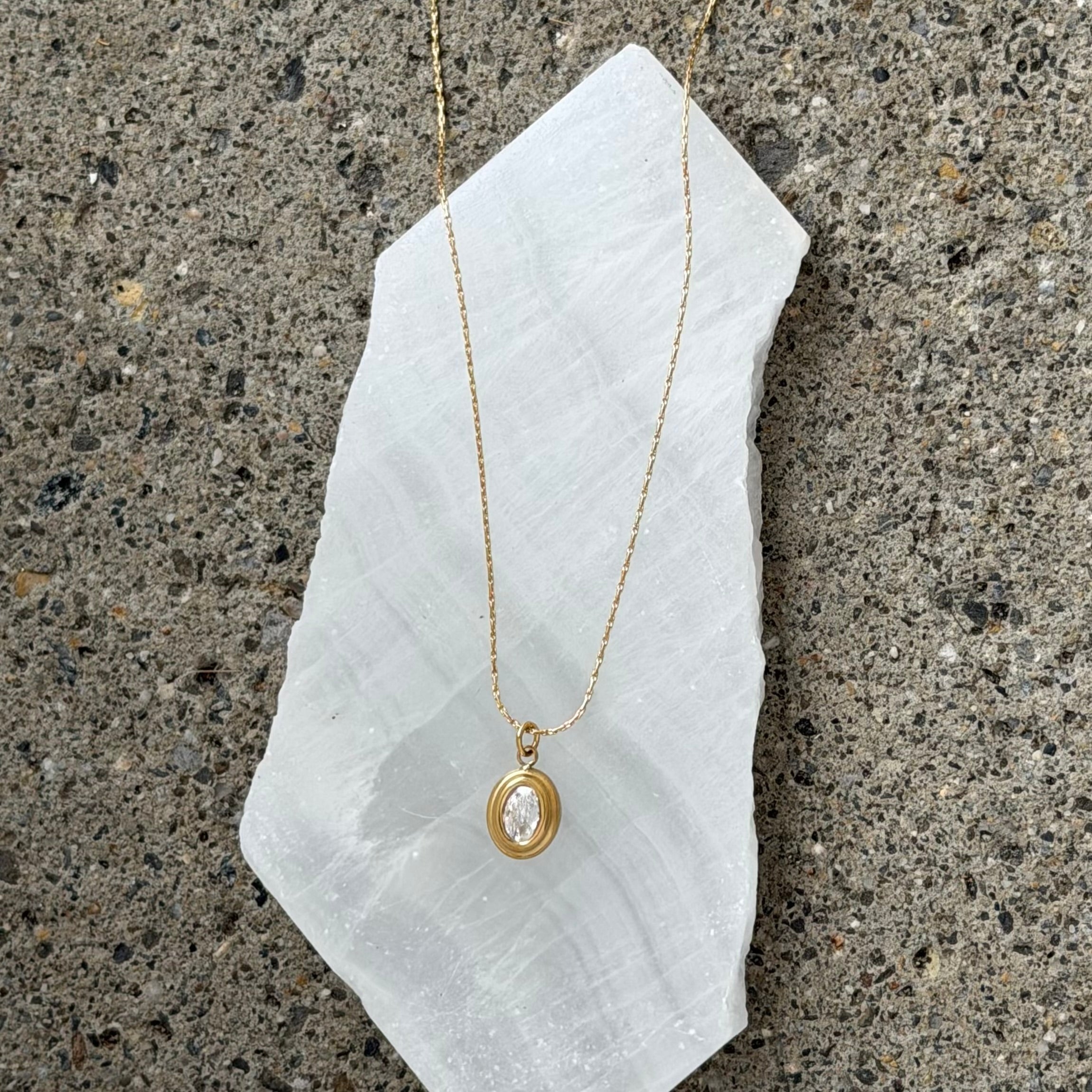 GOLD OVAL CRYSTAL SUPER MINI STEEL necklace