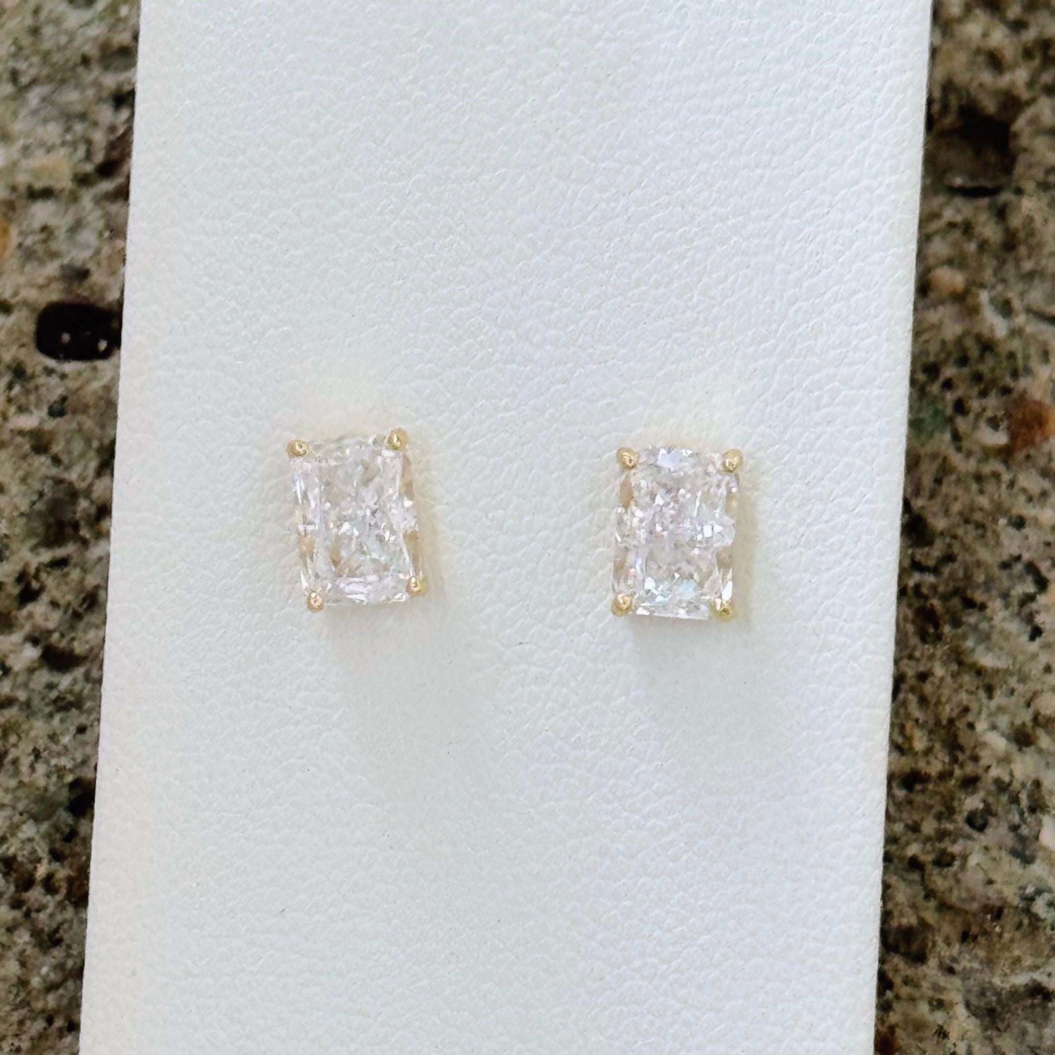 GOLD CRUSHED ICE RADIANT CUT STUD earrings