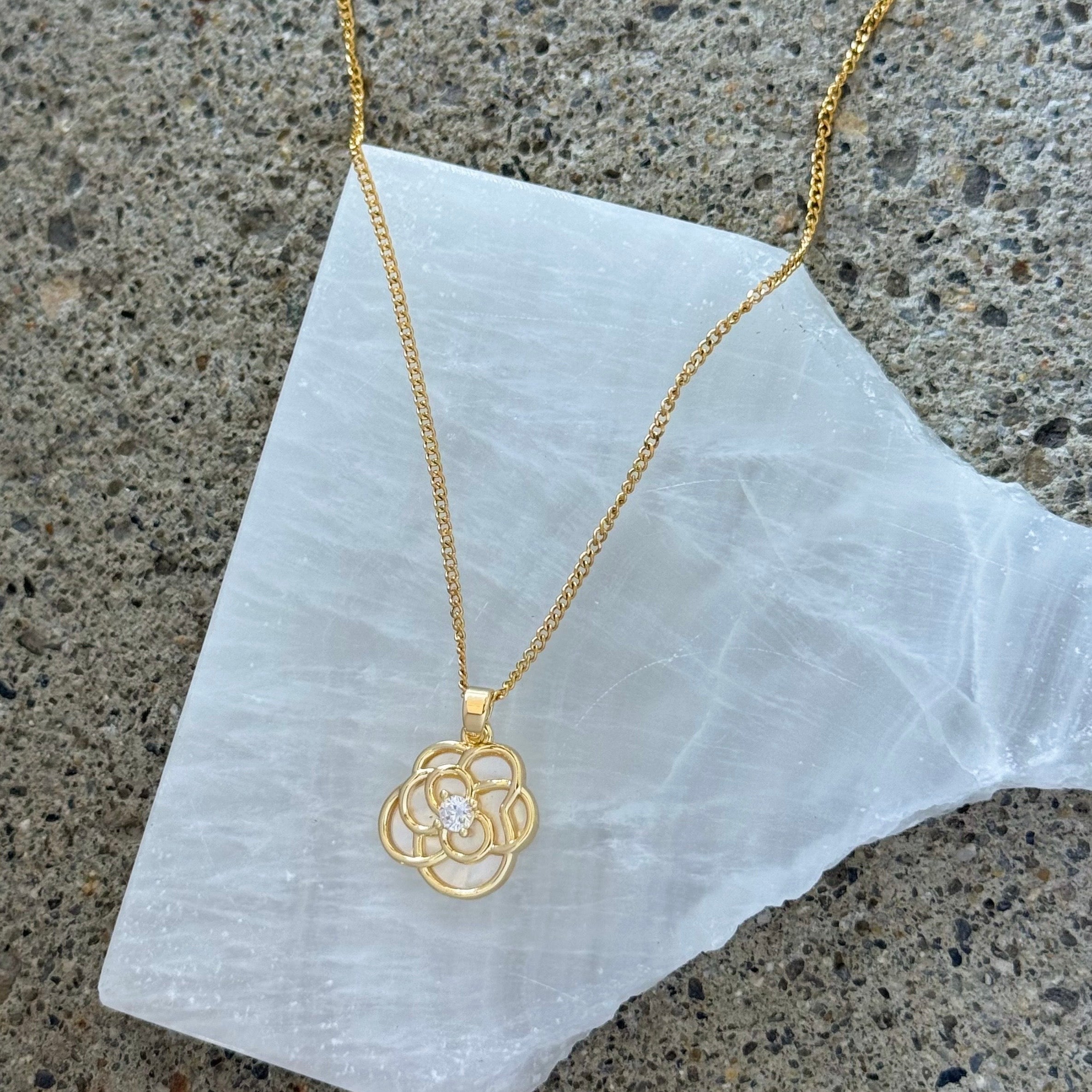 FLOWER MOTHER OF PEARL necklace