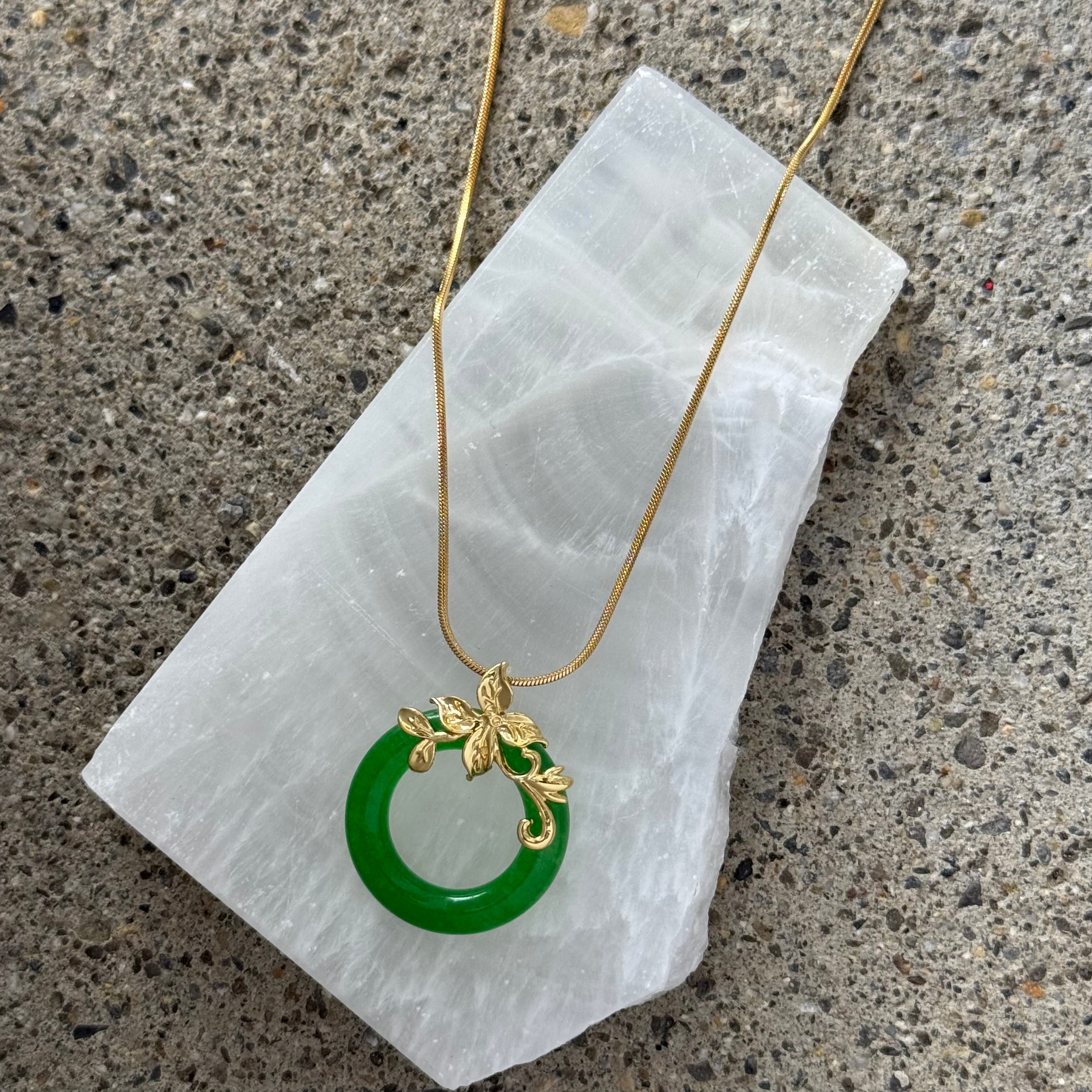 GOLDEN FLOWER ROUND GREEN JADE necklace