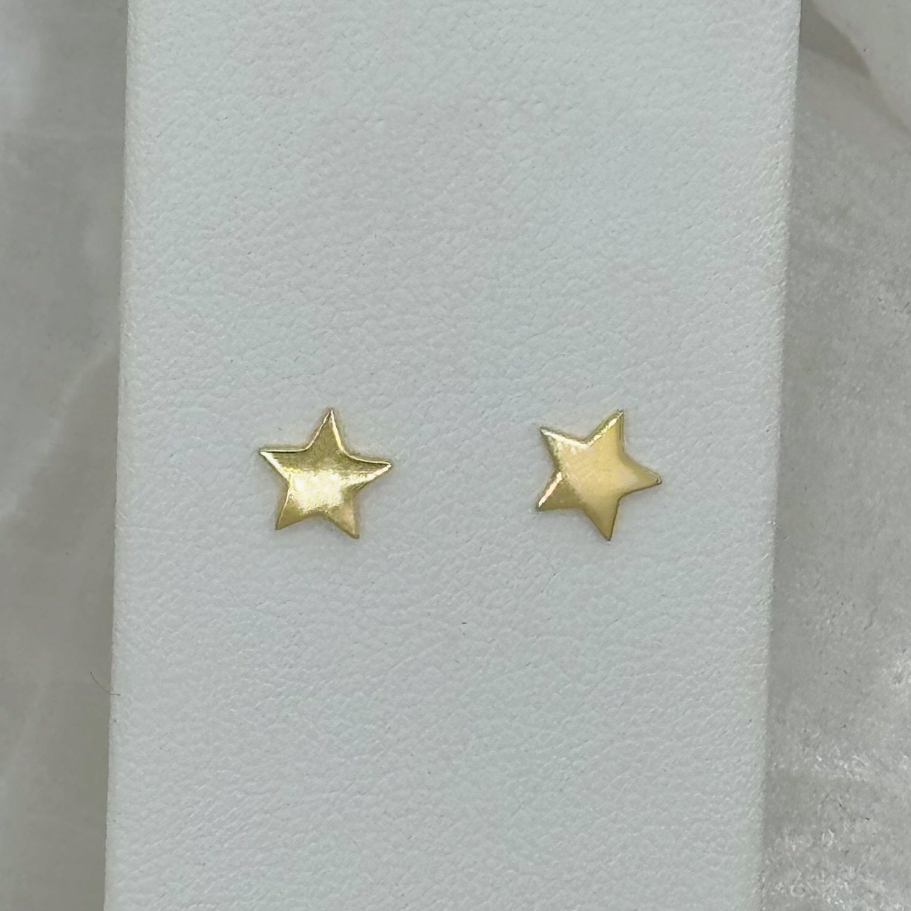 GOLD STAR STUD earrings