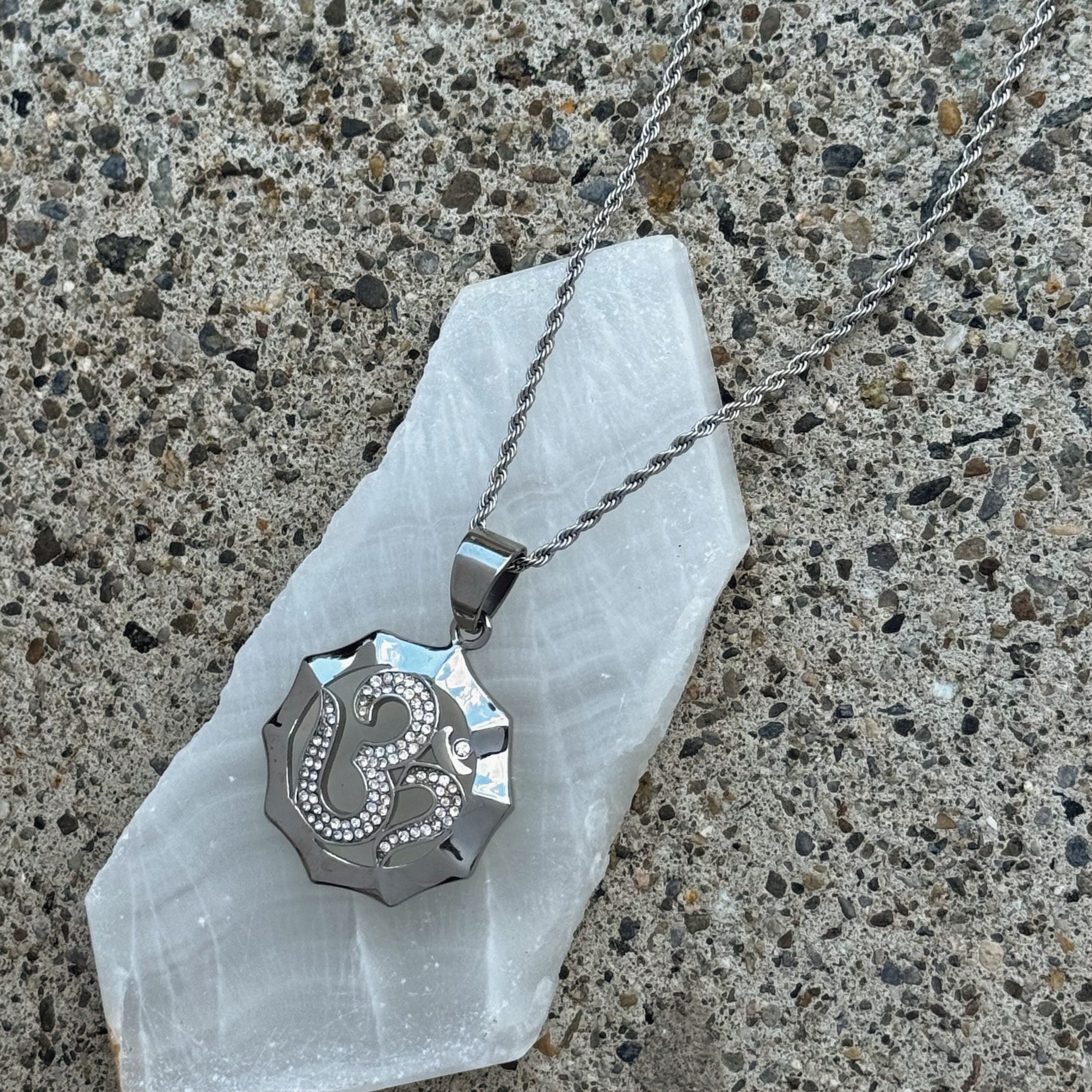 SILVER PEACEFUL OHM necklace