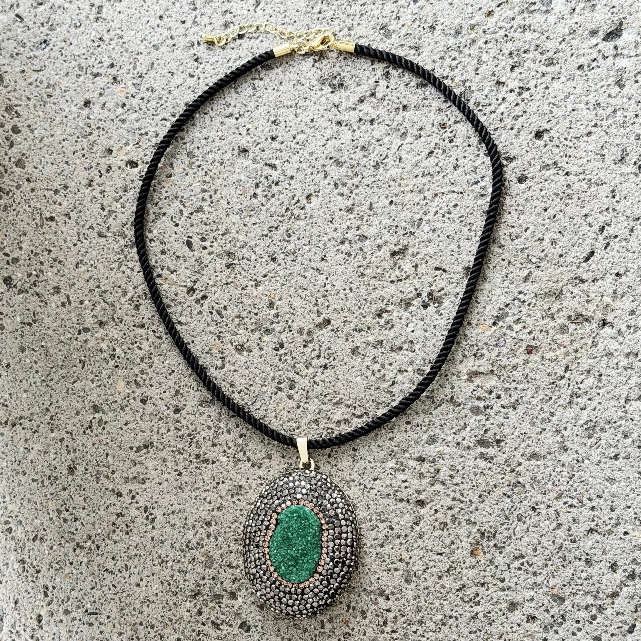 OVAL GREEN DRUZY QUARTZ CRYSTAL CHORD necklace