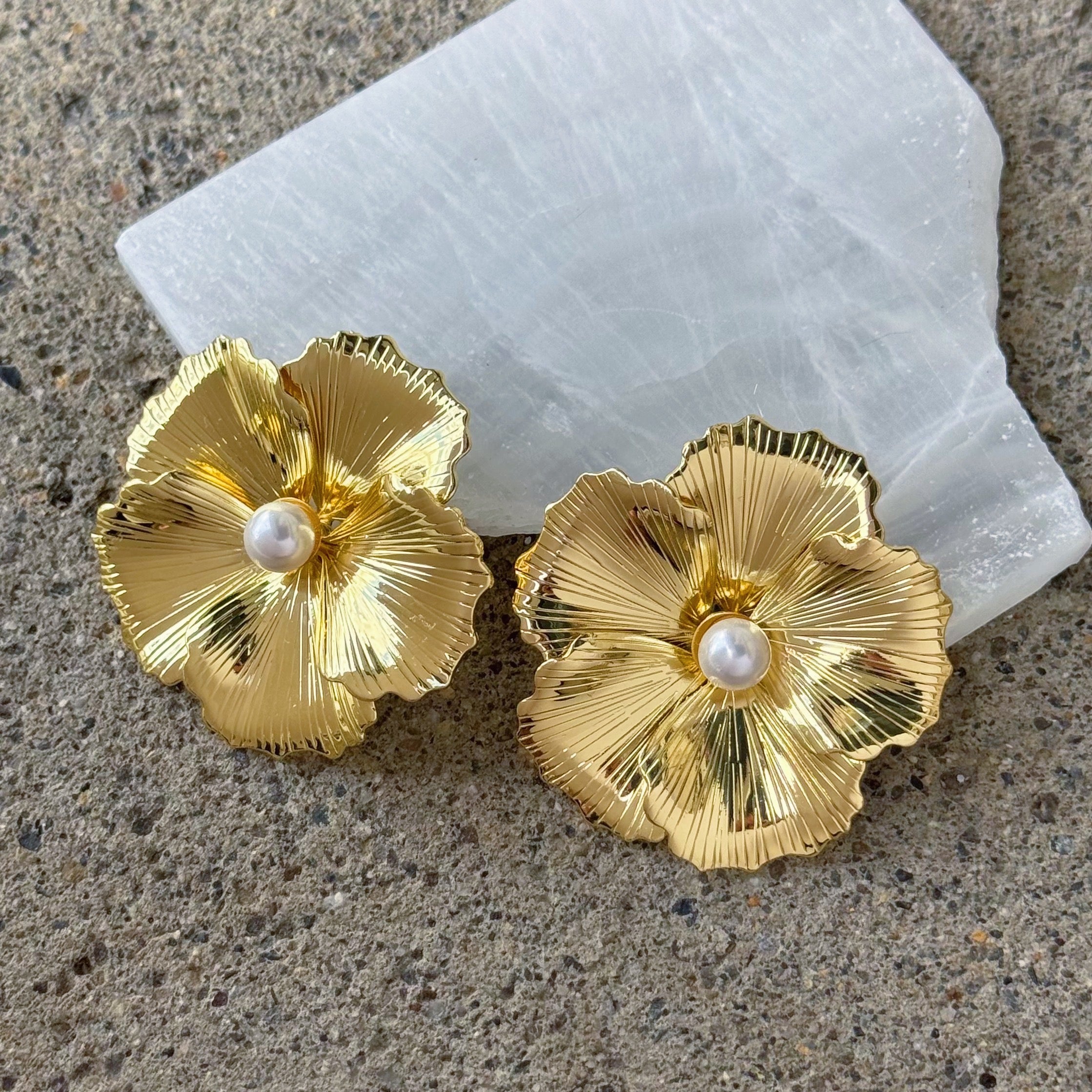 GOLDEN FLOWER PEARL earrings