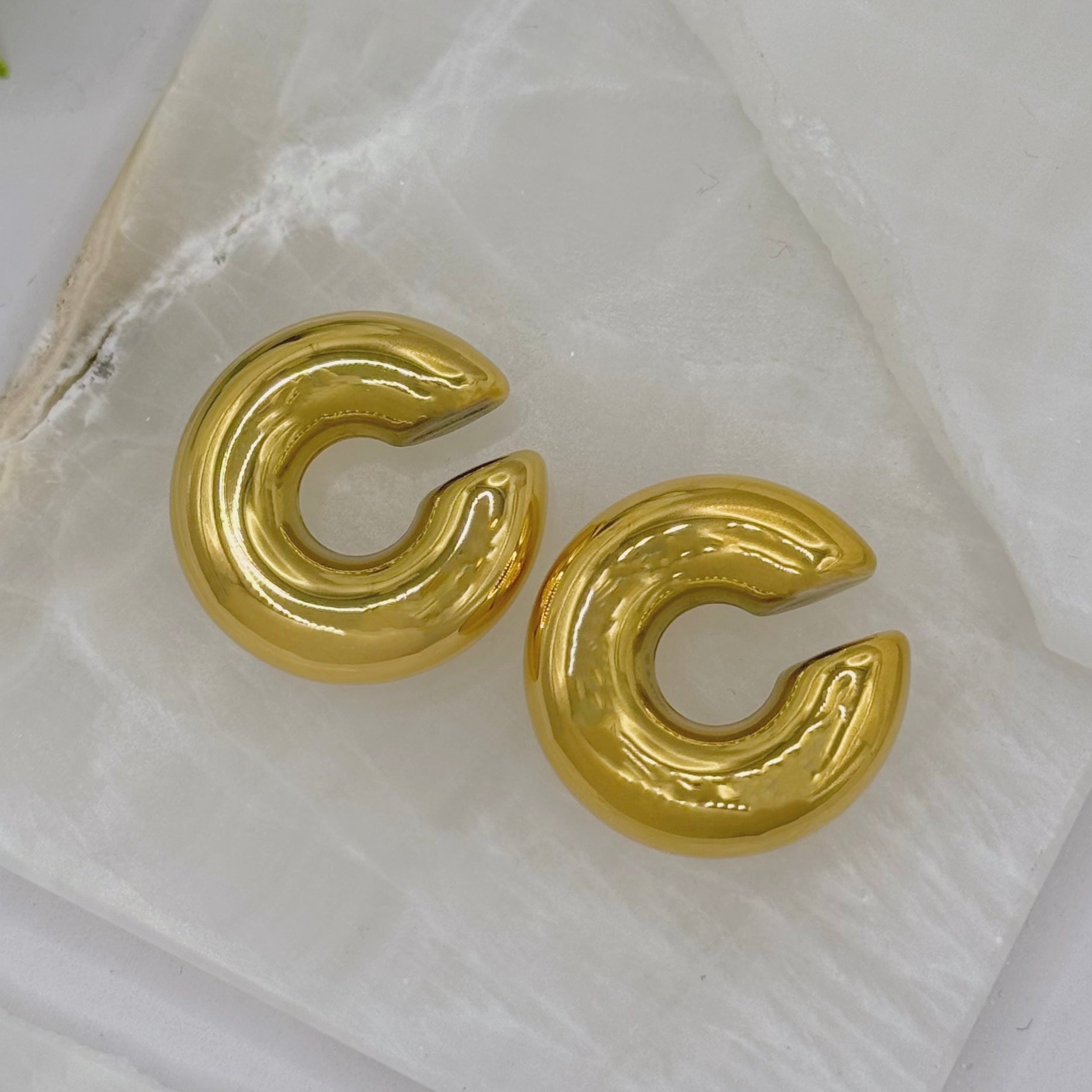 GOLD CHUNKY EAR CUFF earrings