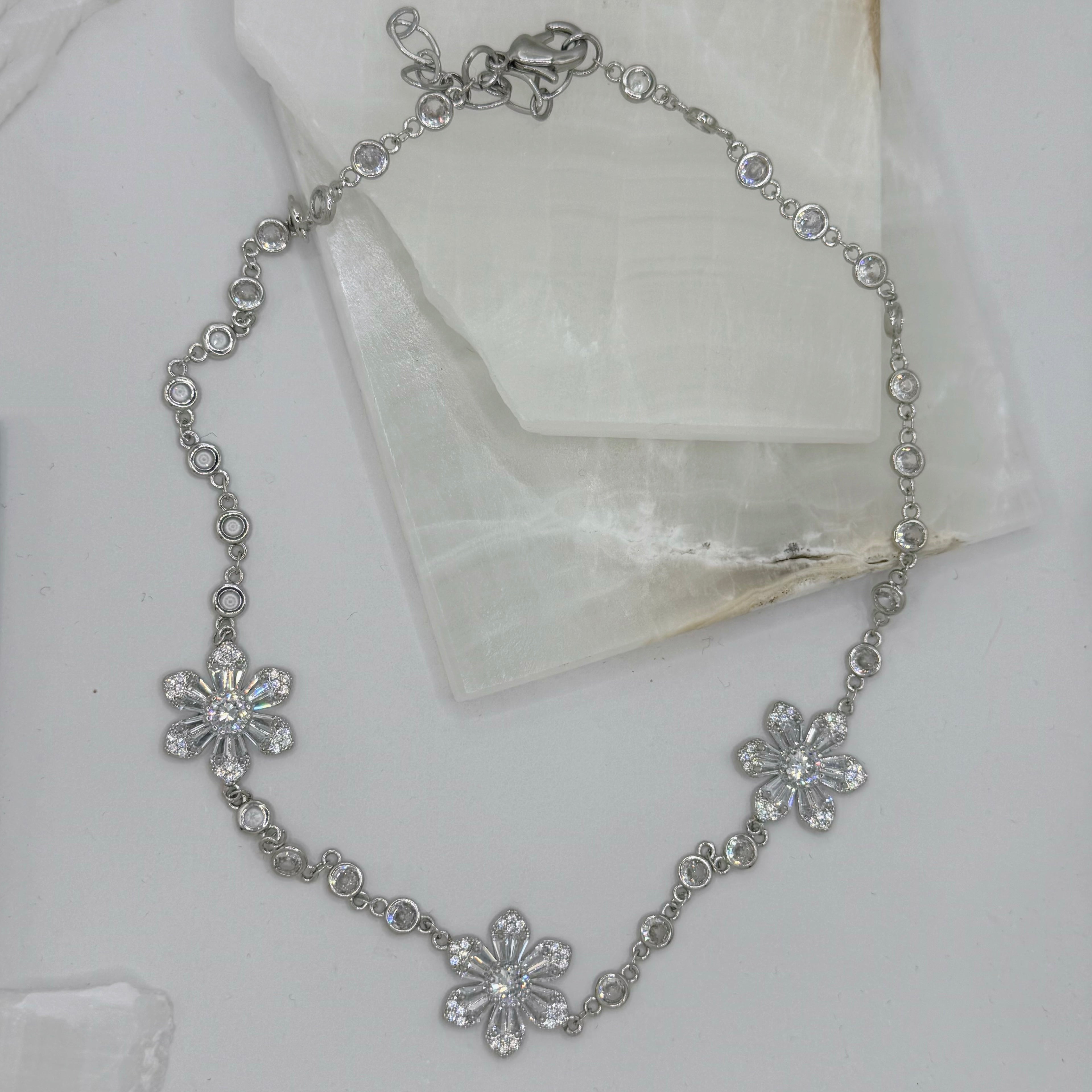 CRYSTAL BEZEL SILVER FLOWER necklace