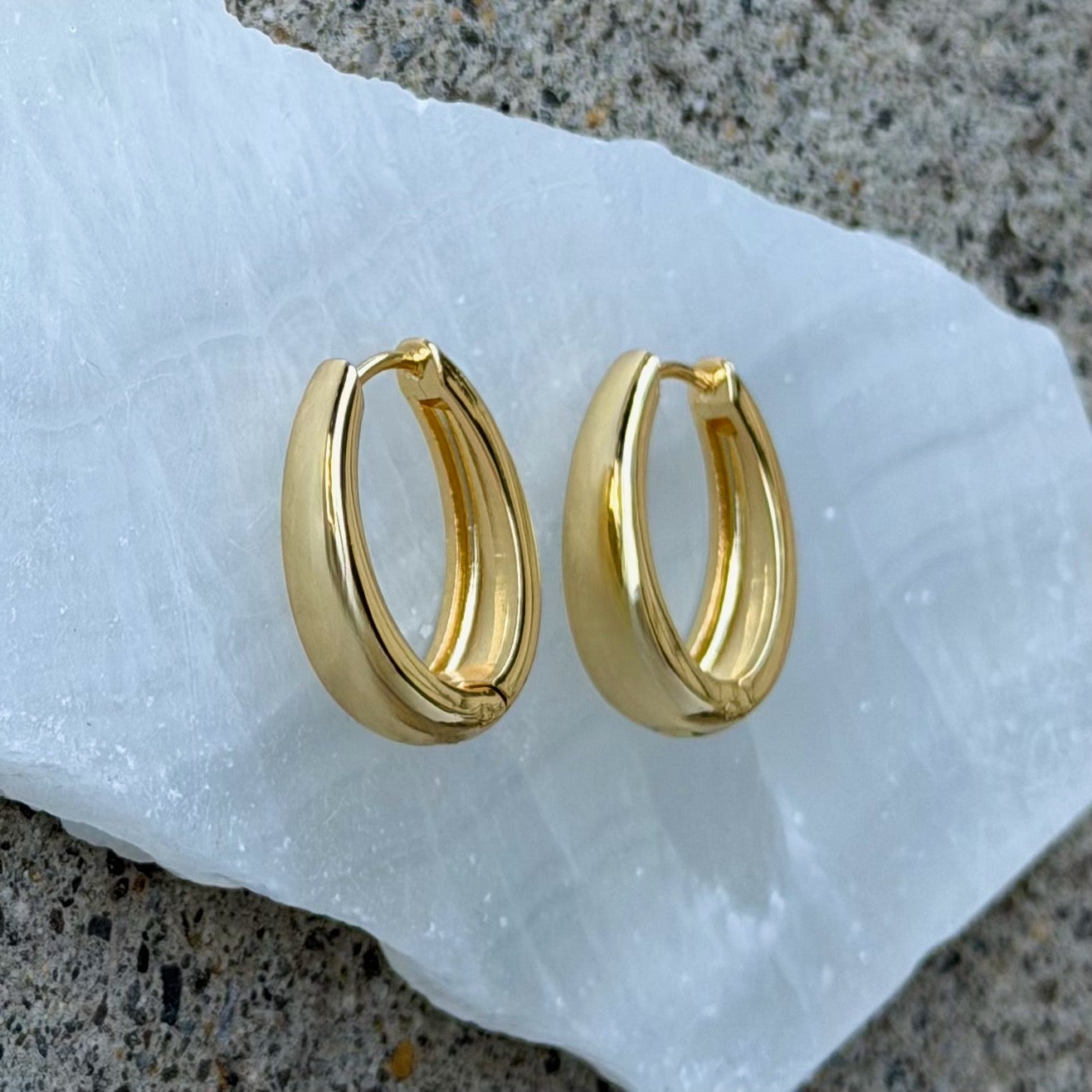 GOLD OVAL HOOP earrings