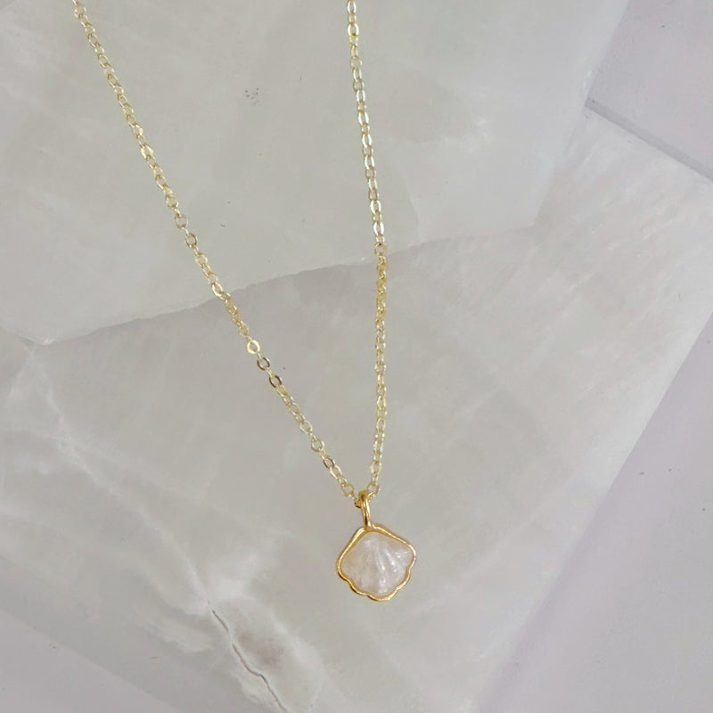 MOTHER OF PEARL SEA SHELL necklace