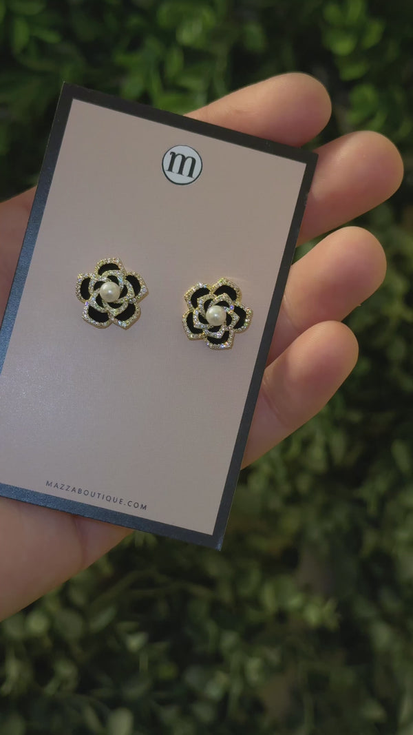 CRYSTAL BLACK PEARL FLOWER STUD earrings