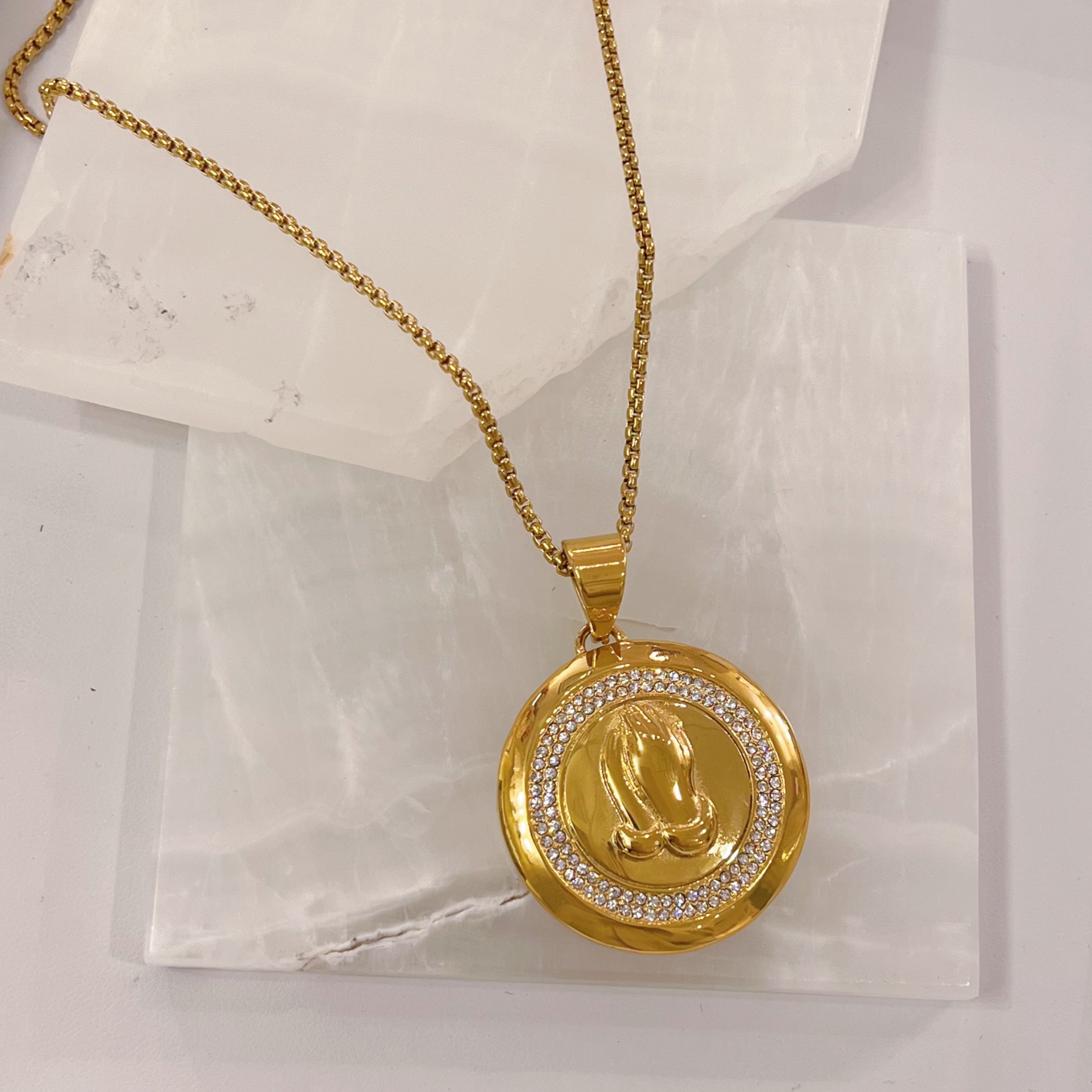 PRAYING HANDS CIRCLE necklace