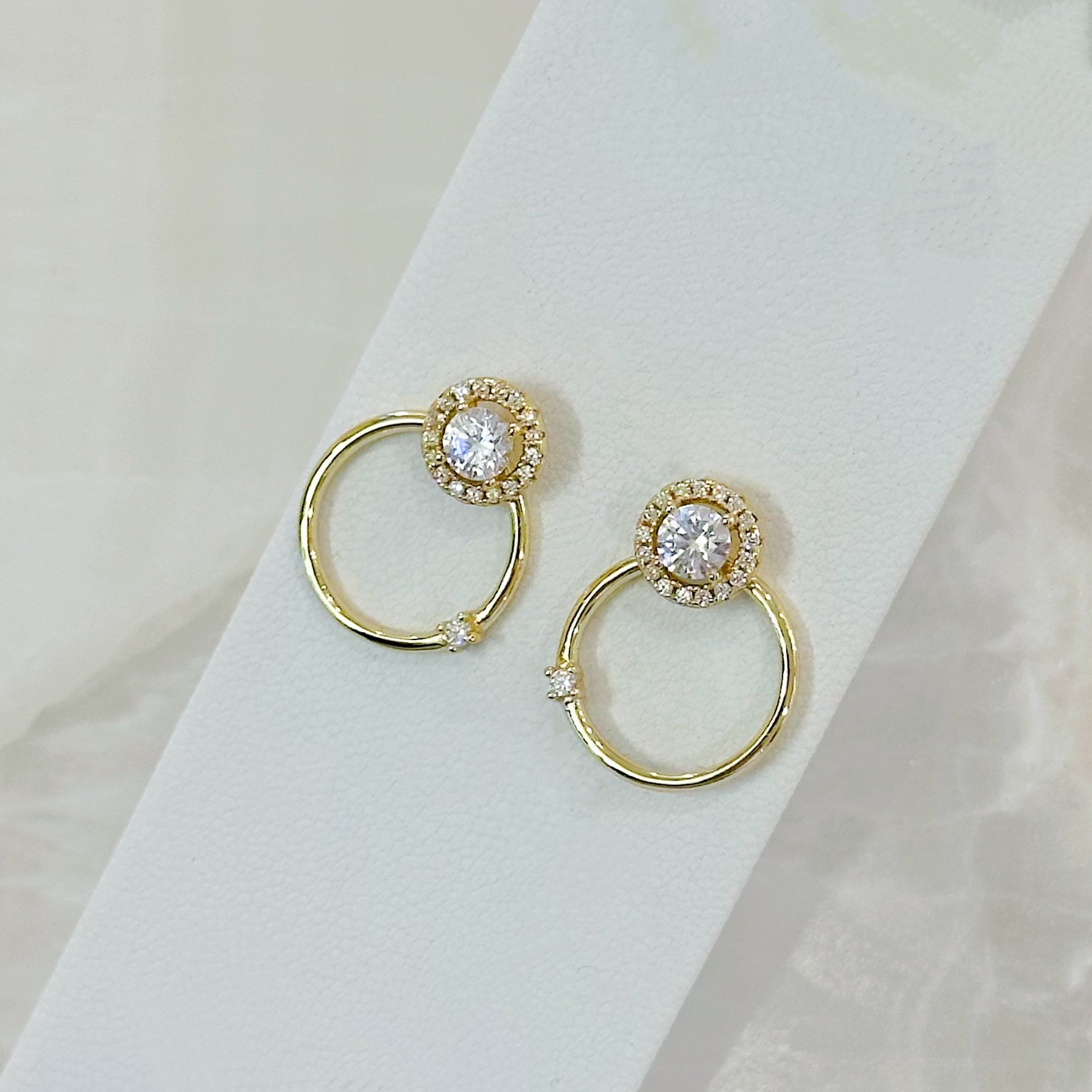 KIRA CIRCLE STUD earrings